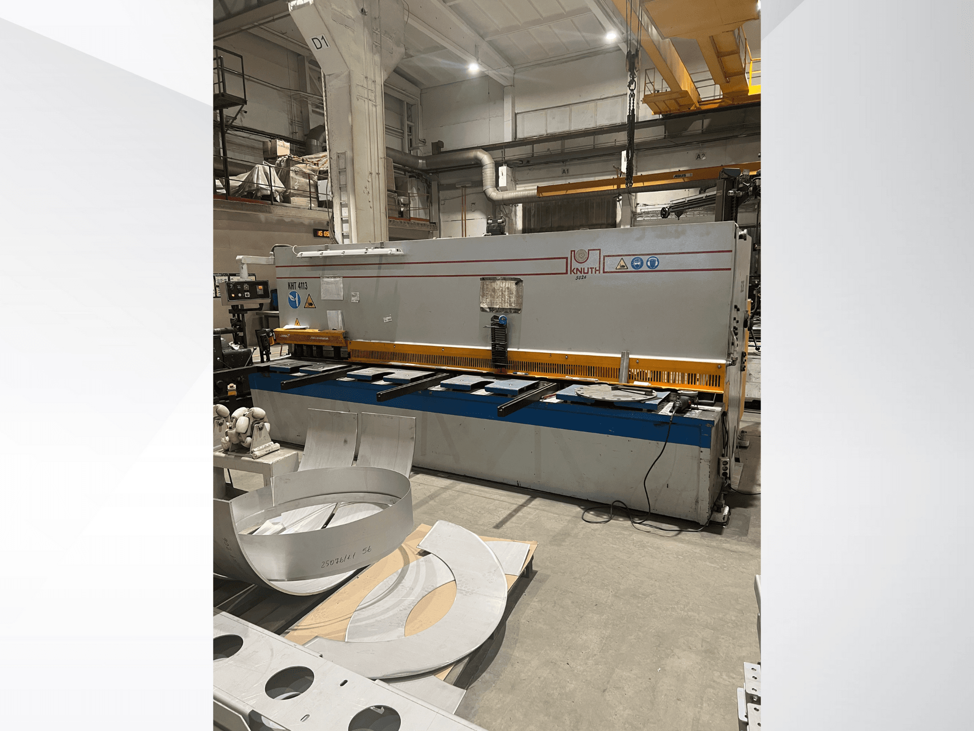 Knuth mudel MT 4173 lehtmetalli lõikepink töökojas, esiplaanil lõikelaua ja lehtmetallide esiplaanil.