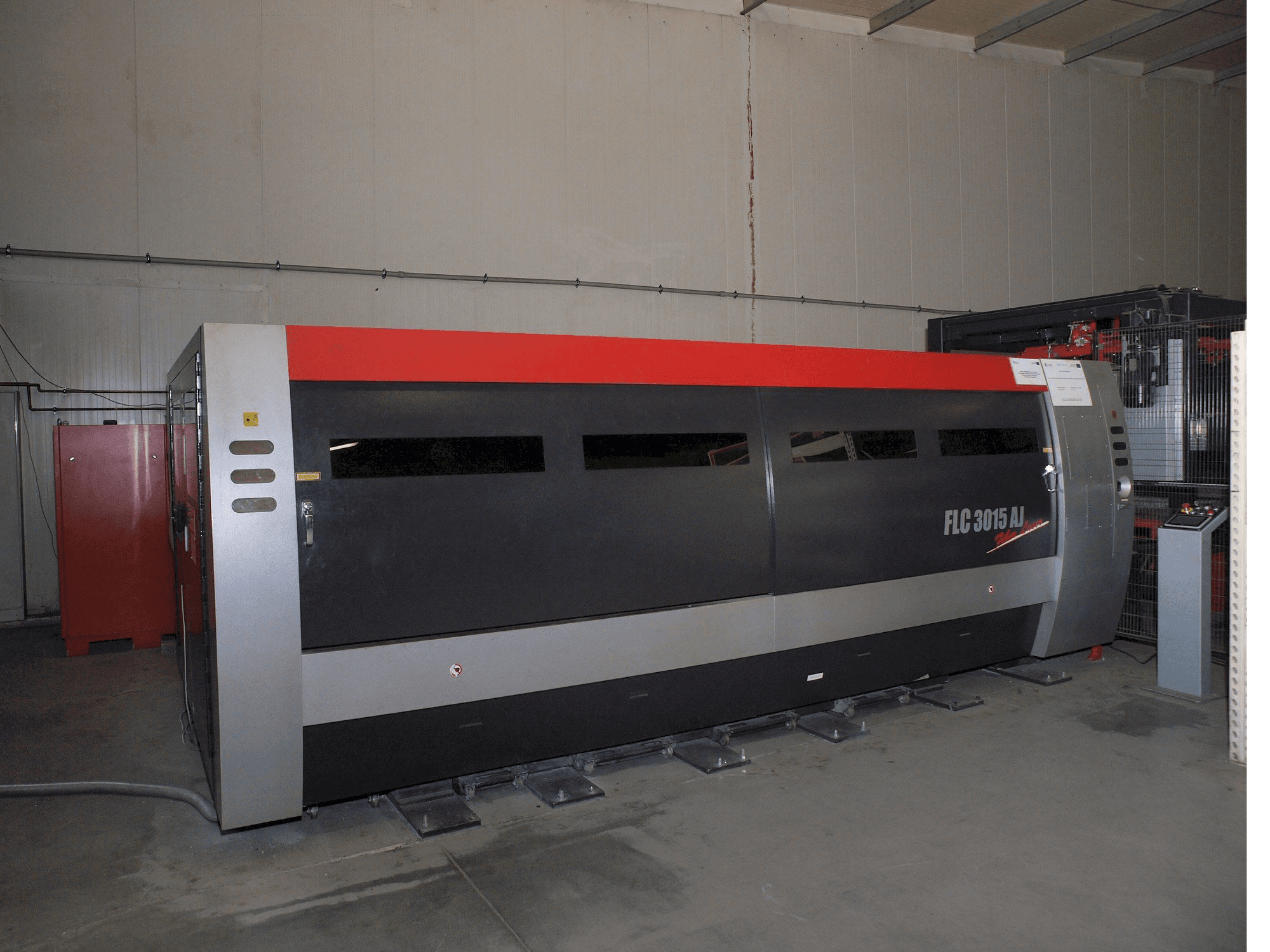 Masina AMADA LC-3015 AJ 2kW Fiber laser eestvaade