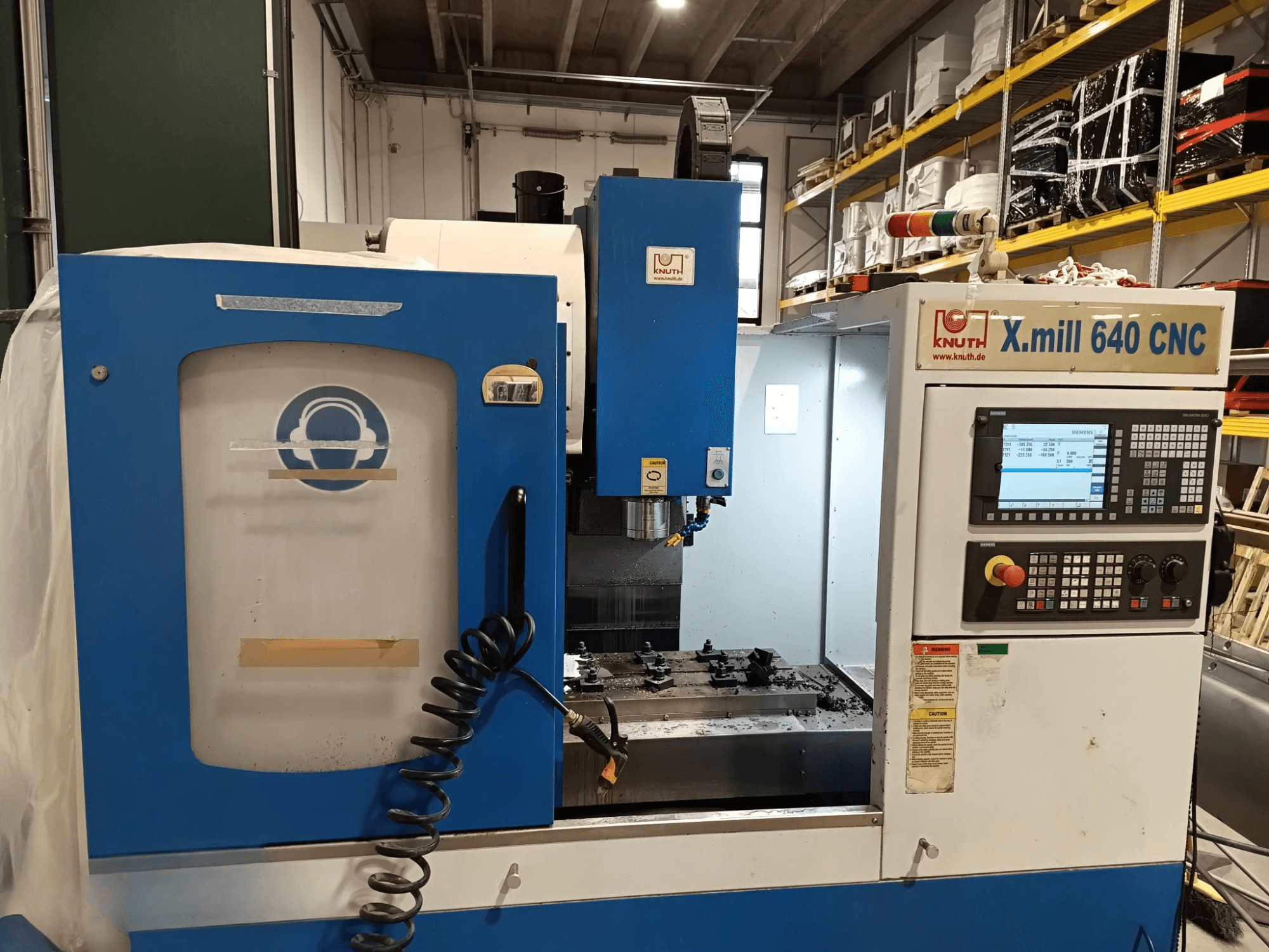 Knuth X.mill 640 CNC-tööpingi külgvaade, millel on juhtpaneel, spindli ala ja nähtav tööpinna seadistus.