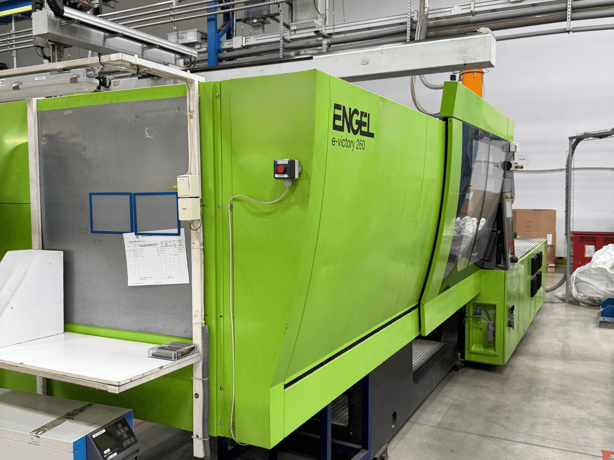 Green Engel e-victory 260 elektriline süstimisvormimismasin külgvaates, millel on juhtpaneel ja tööpind.