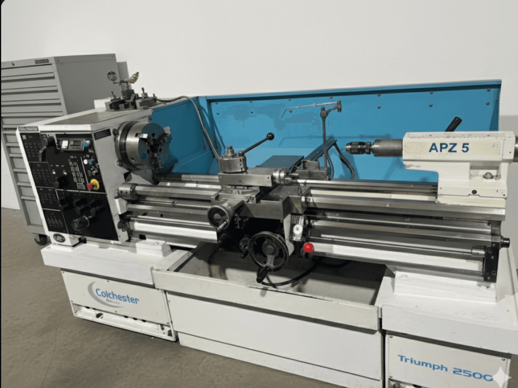 Colchester Triumph 250C treipink, esivaade, millel on APZ 5 kinnitus ja juhtpaneel koos valikute ja nuppudega.