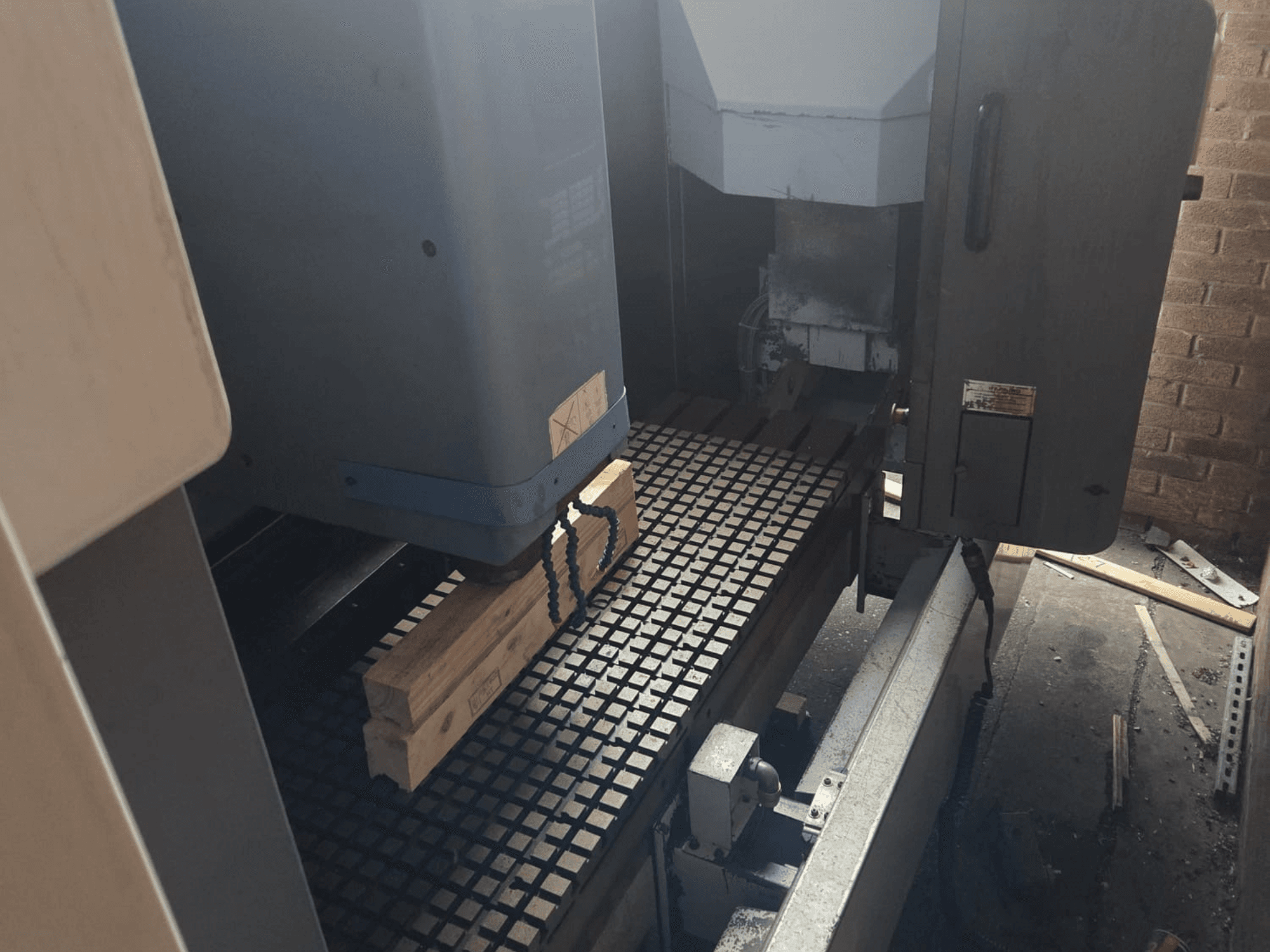 CNC-pingi esivaade puidust plankudega võrega laual, küljel tööriistad ja juhtimisseadmed.