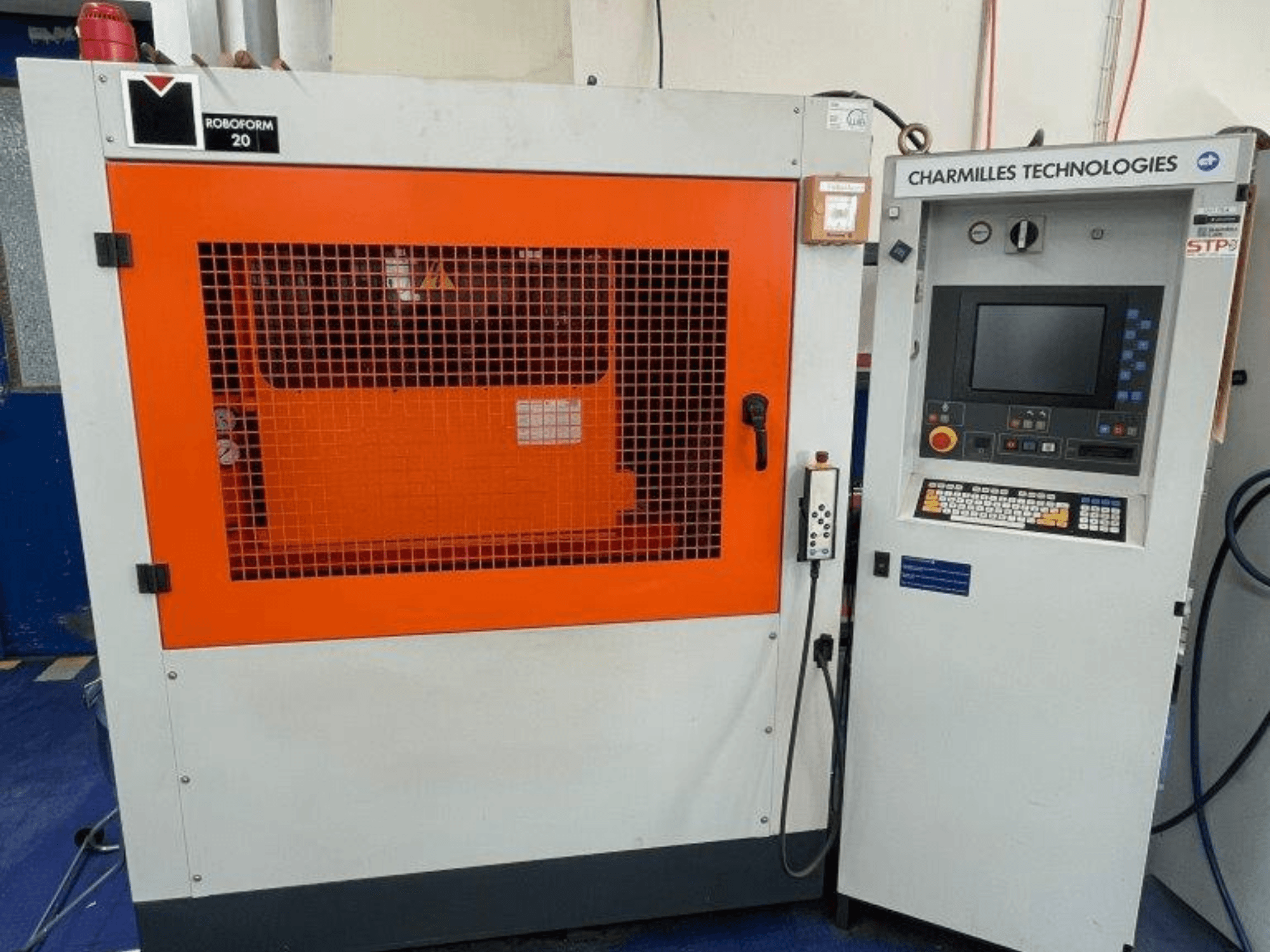 AgieCharmilles Robofrom 20 stantsimis- sinkpinkimismasin, esikülg koos juhtpaneeli ja oranži kaitsevõrguga.