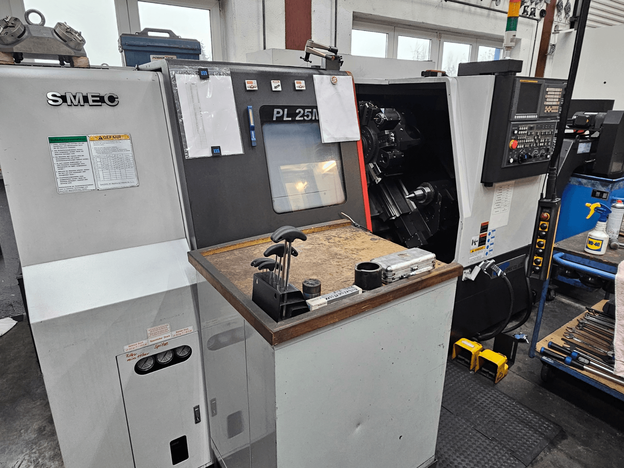SMEC PL 25M Mill-Turn Center töökojas, esiplaanil on näidatud juhtpaneel, tööriistahoidja ja tööpiirkond.