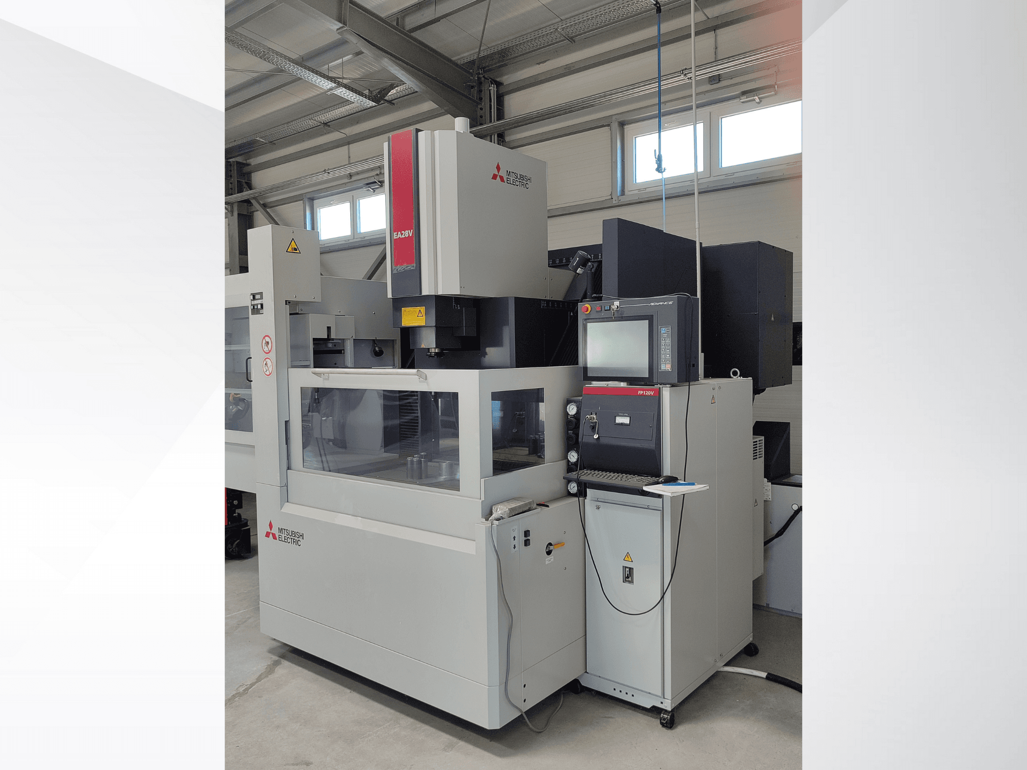 Mitsubishi Electric EA32V traadilõikepinkide säriaparaat külgvaates, millel on juhtpaneel ja nähtav tööala läbi klaasi.