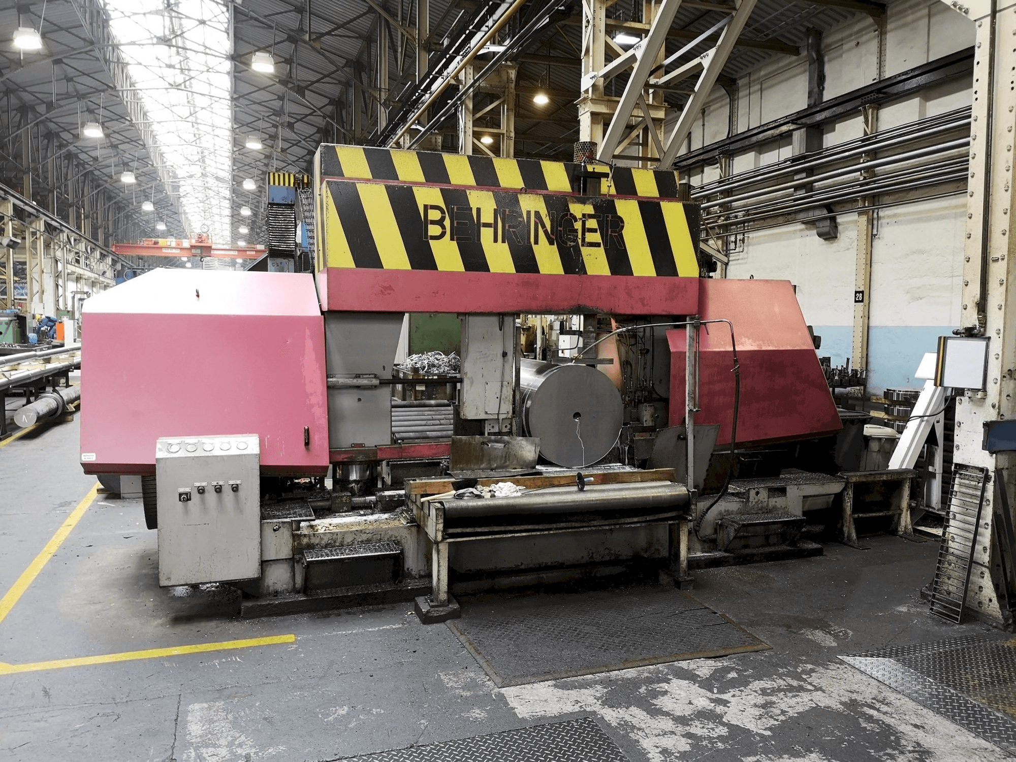 Masina Behringer HBP1080/1700 A/CNC eestvaade