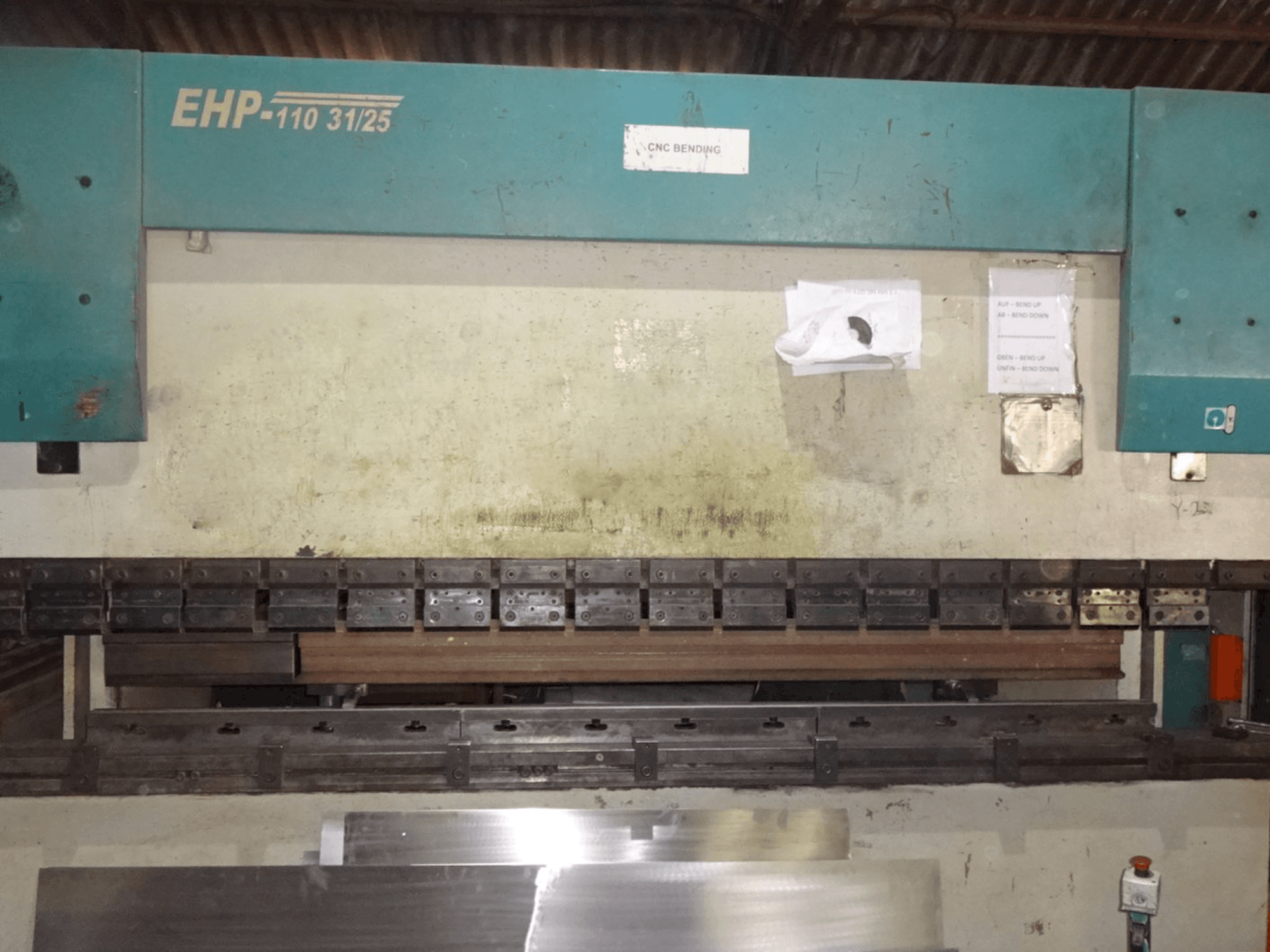Masina Hindustan Hydraulics EHP 110 eestvaade