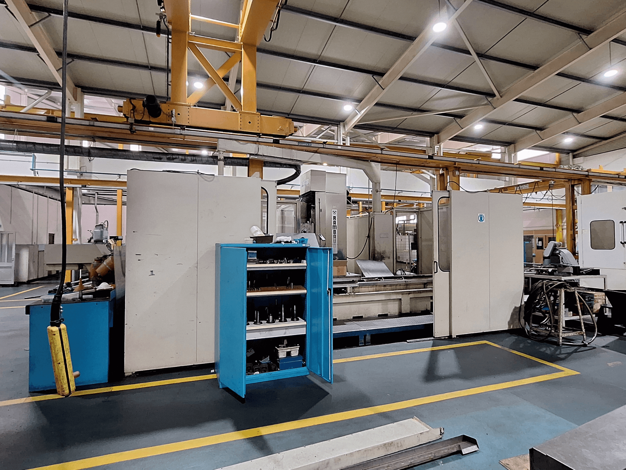 Rambaudi RX 1250 freespink, esivaade koos tööriistade hoiuga, avaras tööstuslikus tööruumis.