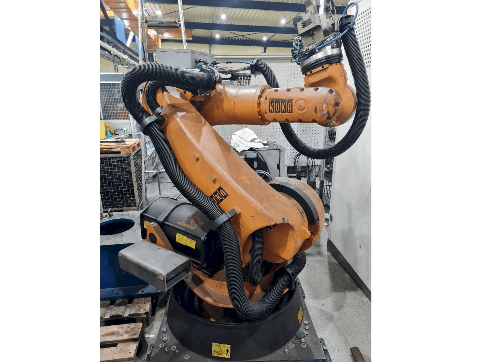 Masina KUKA KR C2 KR100 comp eestvaade