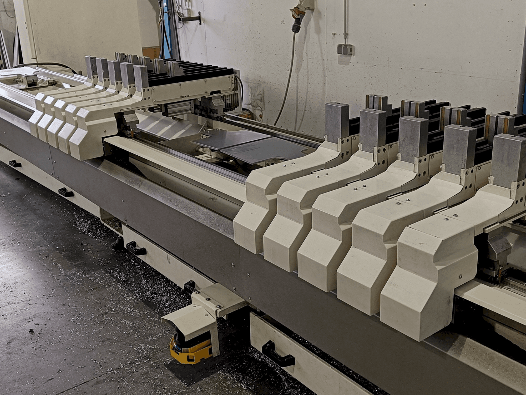 Masina MECAL MC 304 Ariel 5 MDT eestvaade