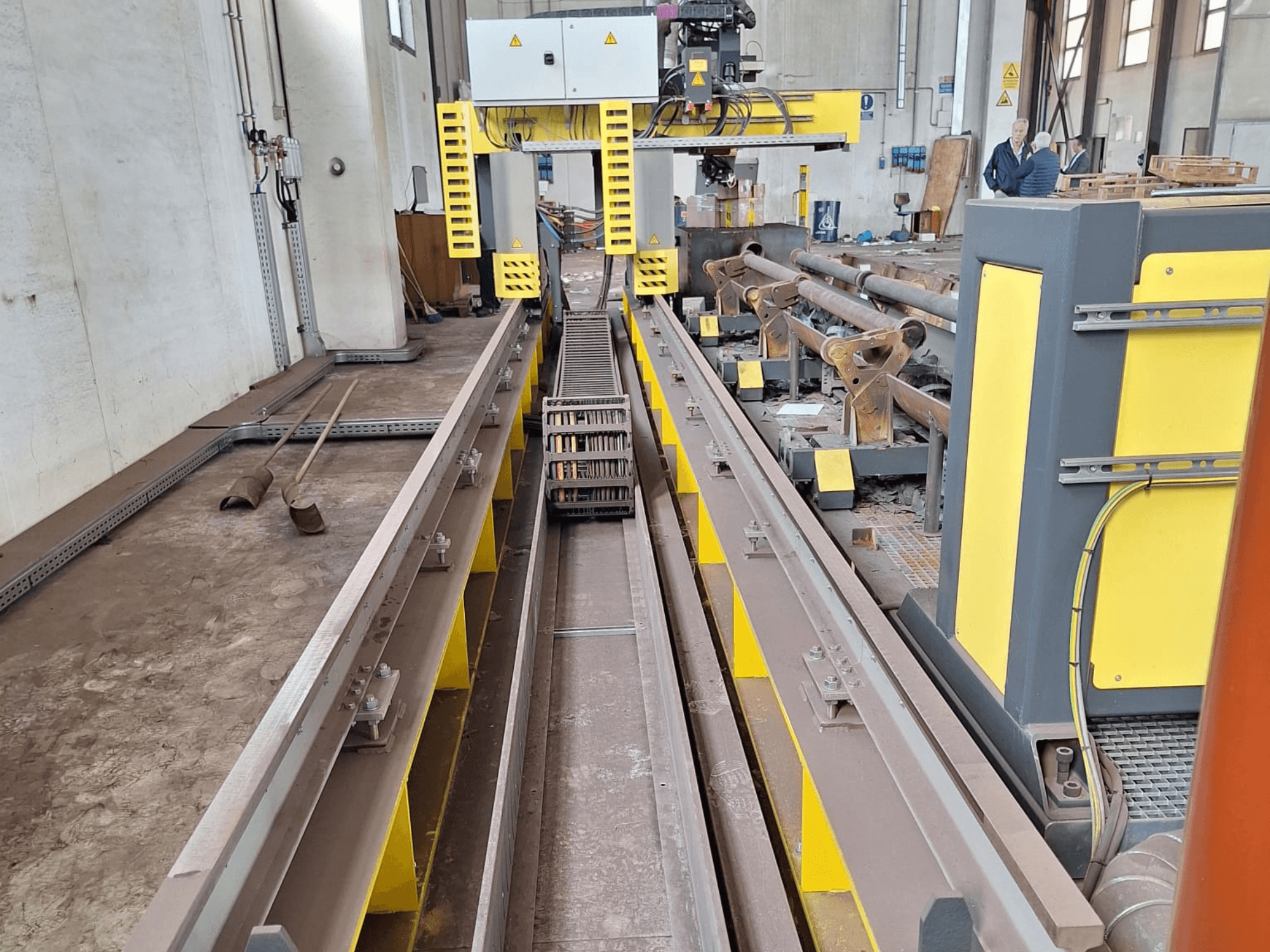 ESAB SUPRAREX 3100 SXE HD 1000 torulõikepink ees, kus on näha rööpad, lõikepää ja kollased ohutusseadmed.