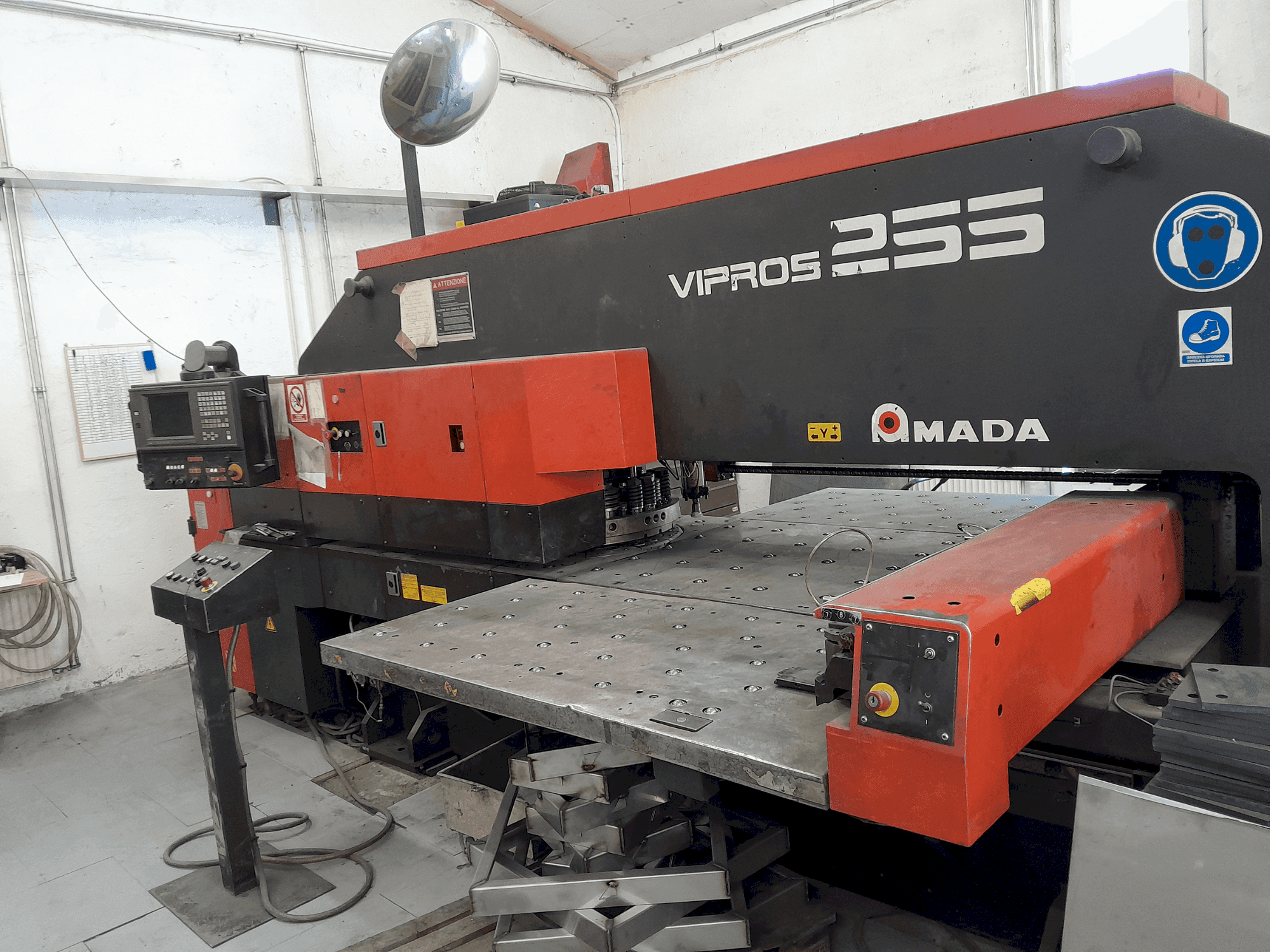 Masina AMADA Vipros 255 eestvaade