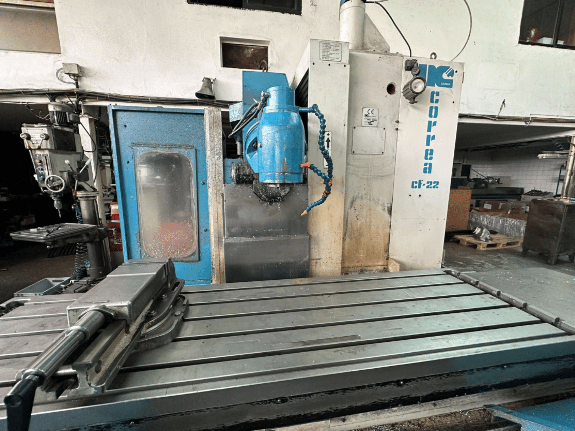 Correa CF-22 freespingi esiplaanil, millel on sinine ja hõbedane kujundus, liuglaud ja lõikepää.