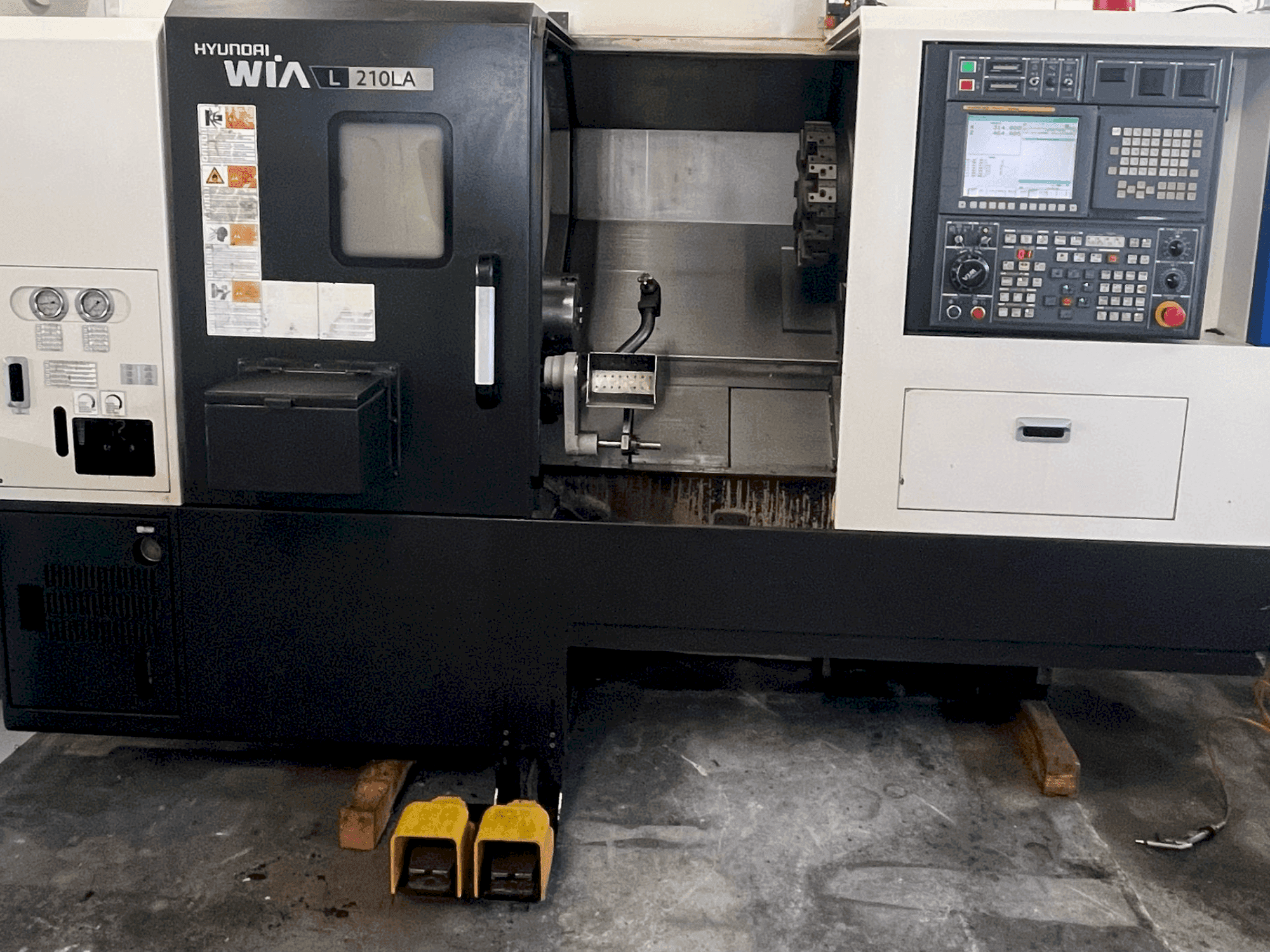 Masina HYUNDAI KIA L 210LA eestvaade