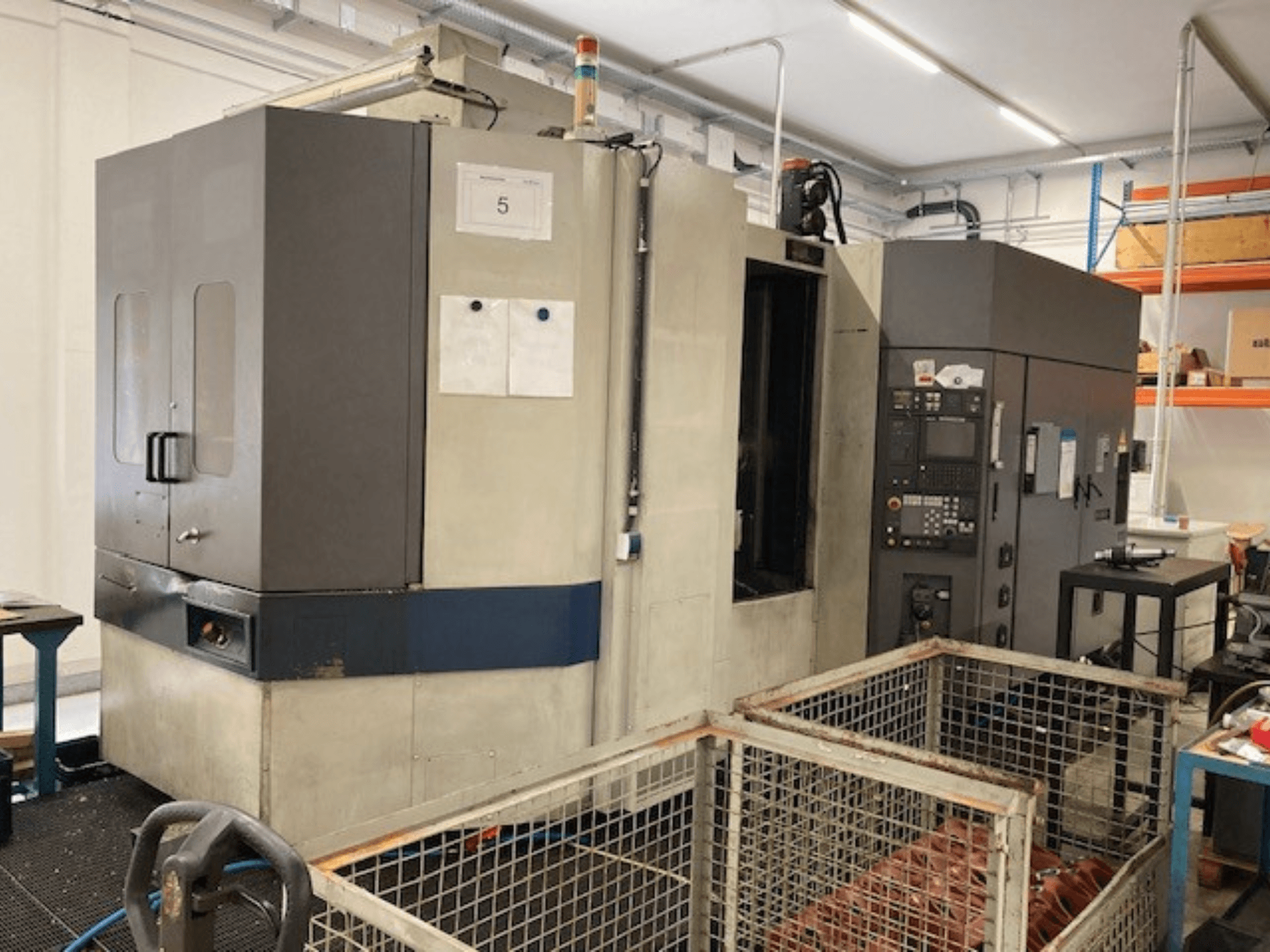 MORI SEIKI SH633 horisontaalne töötluskeskus, esiplaanil, juhtpaneel ja turvaelemendid.