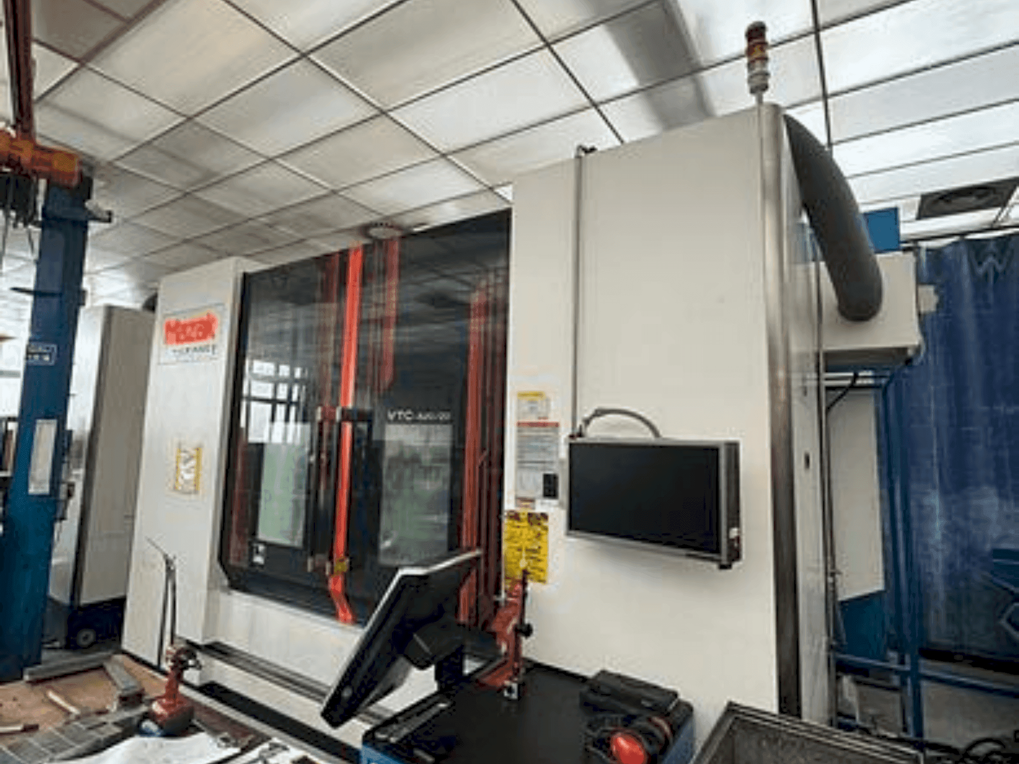 Masina Mazak VTC 820/20 eestvaade