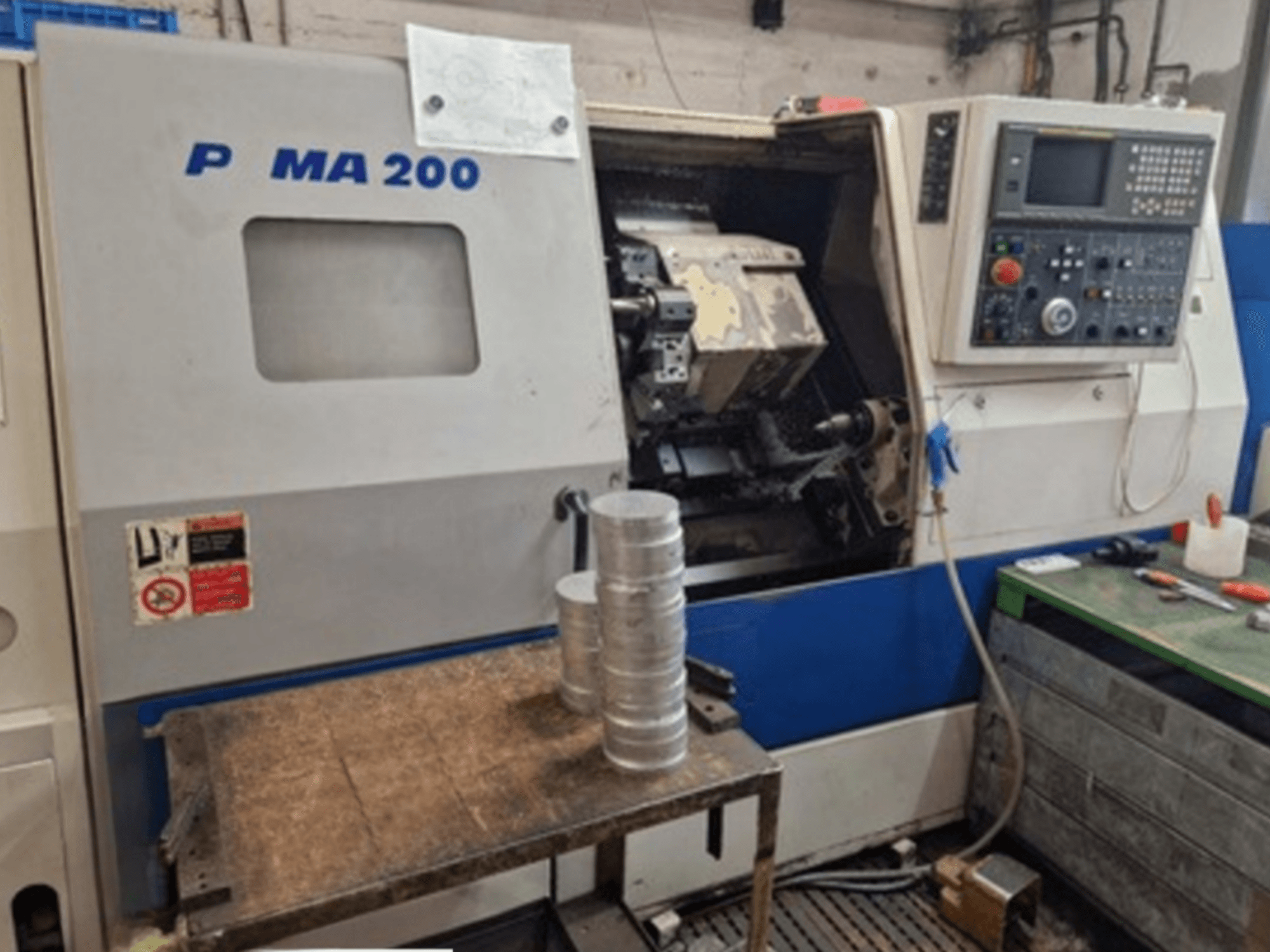 DAEWOO EcoTurn 200 horisontaalne treipink, esivaade, alumiiniumist töödeldavad detailid laual, juhtpaneel nähtav.