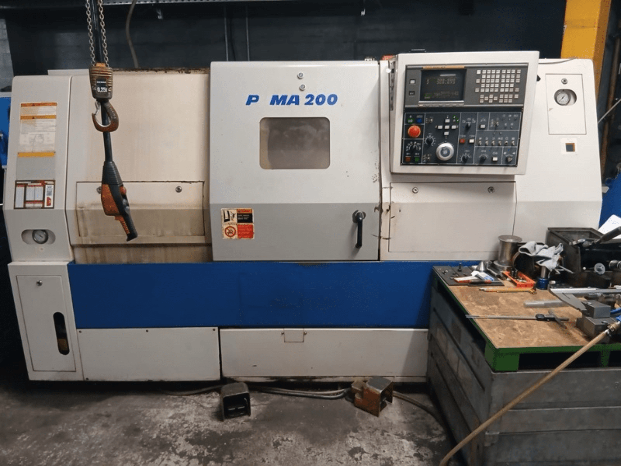 DAEWOO EcoTurn 200 horisontaalse treipingi esivaade, millel on näha juhtpaneel ja ohutusmärgised.