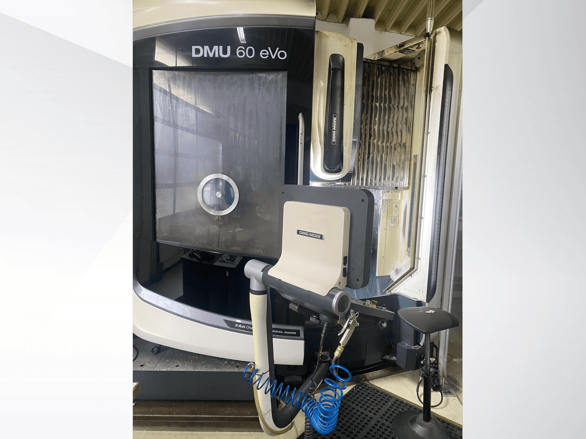 DMU 60 eVo CNC-freesping, esiplaan, kus on näidatud juhtpaneel ja tööriistad, ideaalne täppistöötluseks.