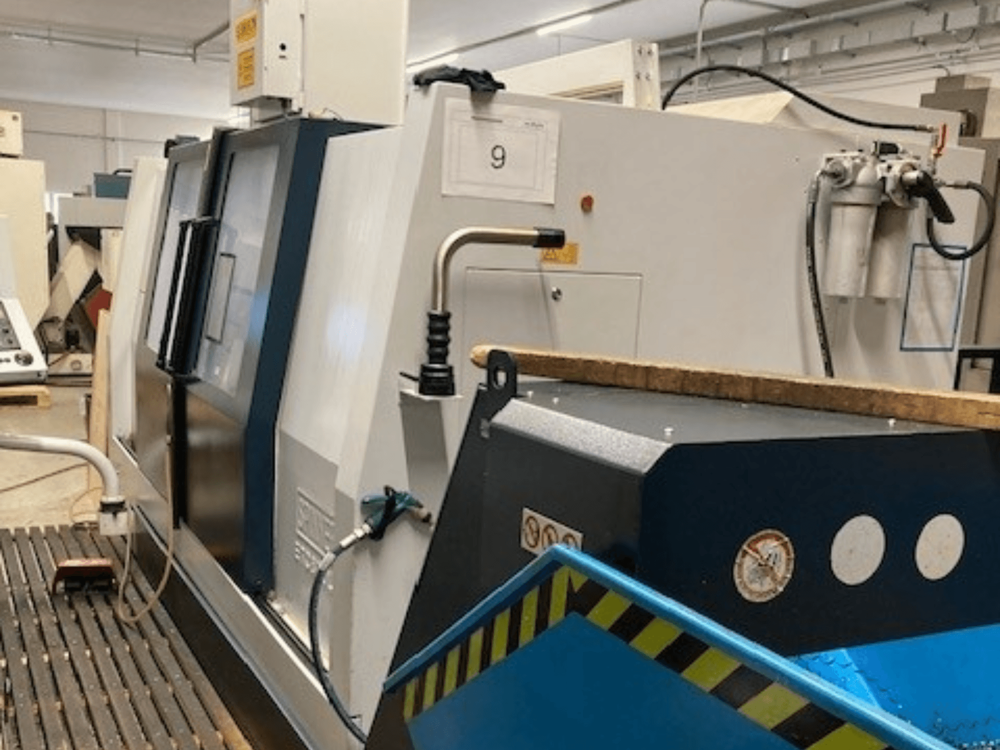 SPINNER TC800L 110 horisontaalne treipingi küljelt vaadatuna, kus on näidatud juhtpaneel ja ohutusfunktsioonid.