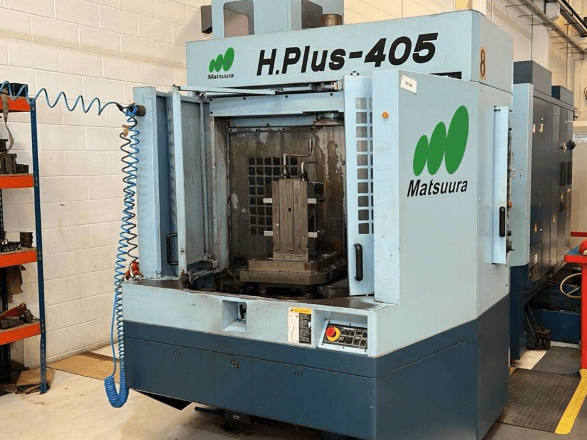 Matsuura H.Plus 405 horisontaalse töötlemiskeskuse esivaade avatud ukse juures, millel on näha töötamisala ja juhtpaneel.