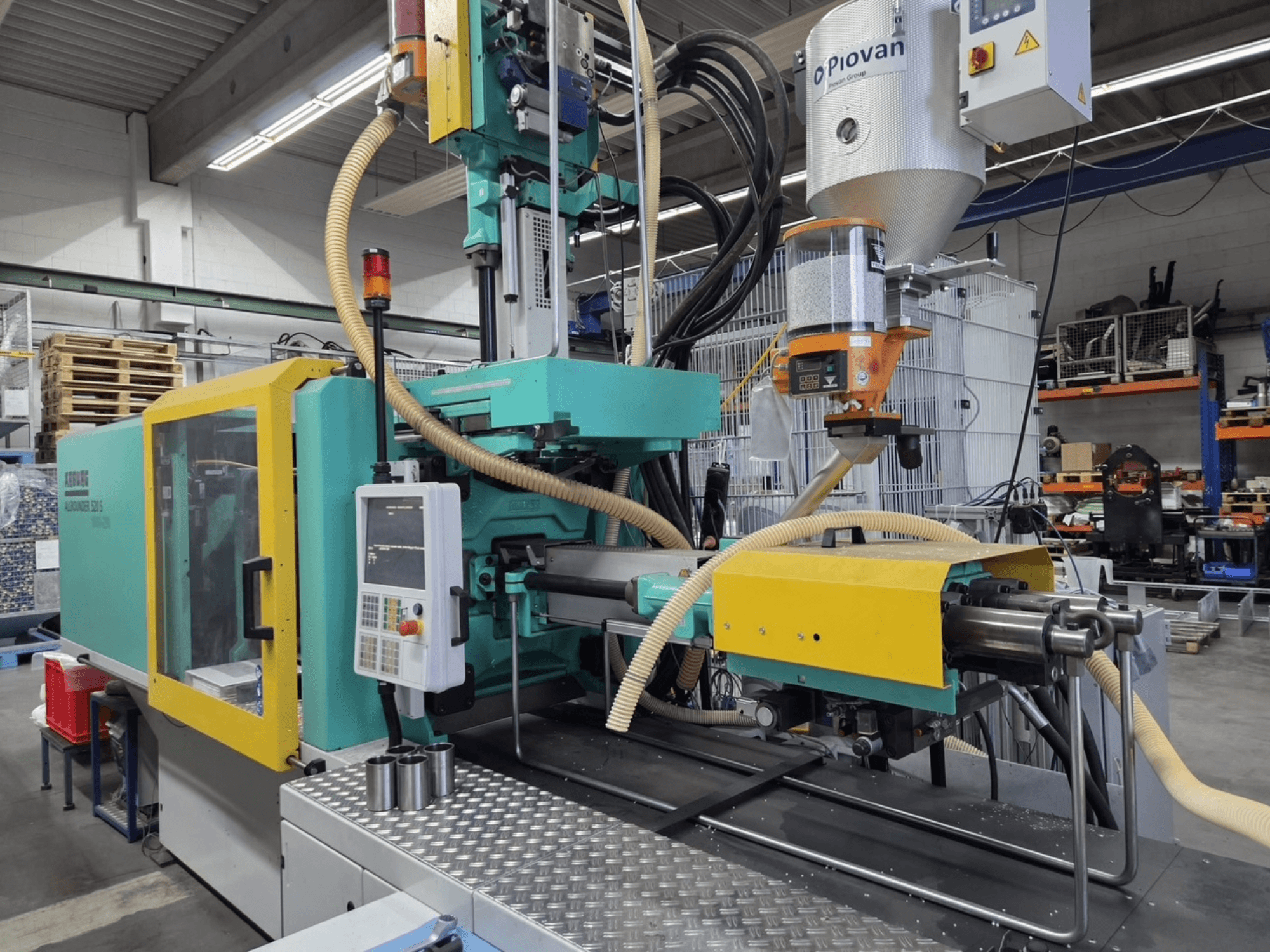 Hüdrauliline survevalu masin Arburg Allrounder 520 S 1600-290, esiplaanil, juhtpaneel ja materjalisöötja nähtavad.