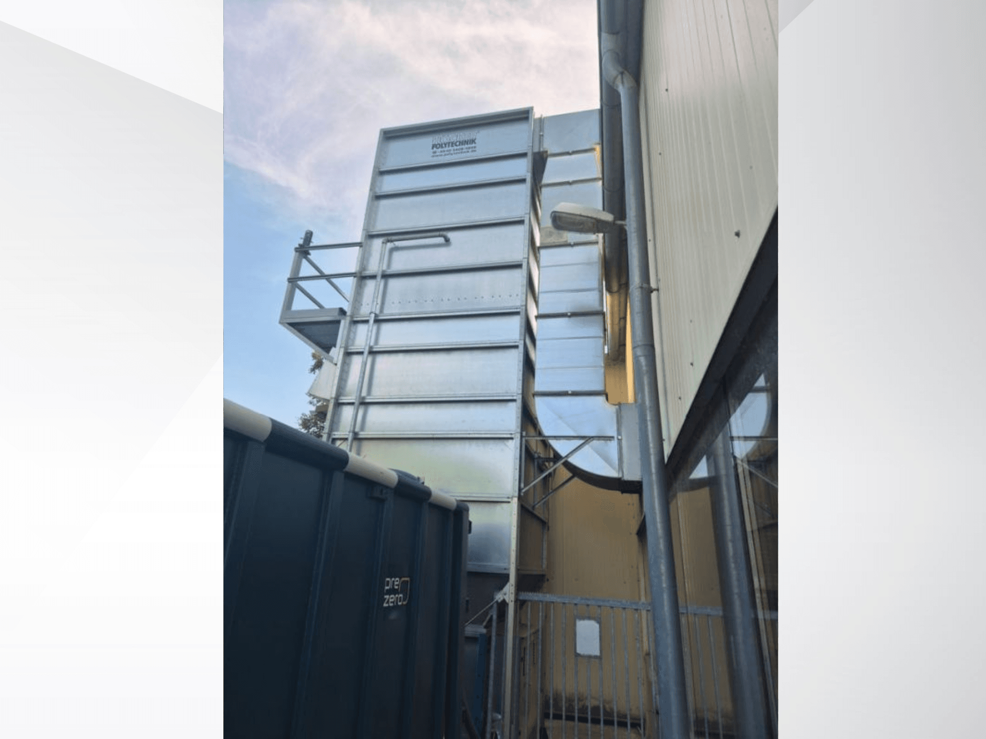 Polytechnick MultiStar JP5 BrikStar c-3 18 HOCKERilt, külgvaade, kus on näha metallkonstruktsioon ja kanalisatsioon taeva taustal.