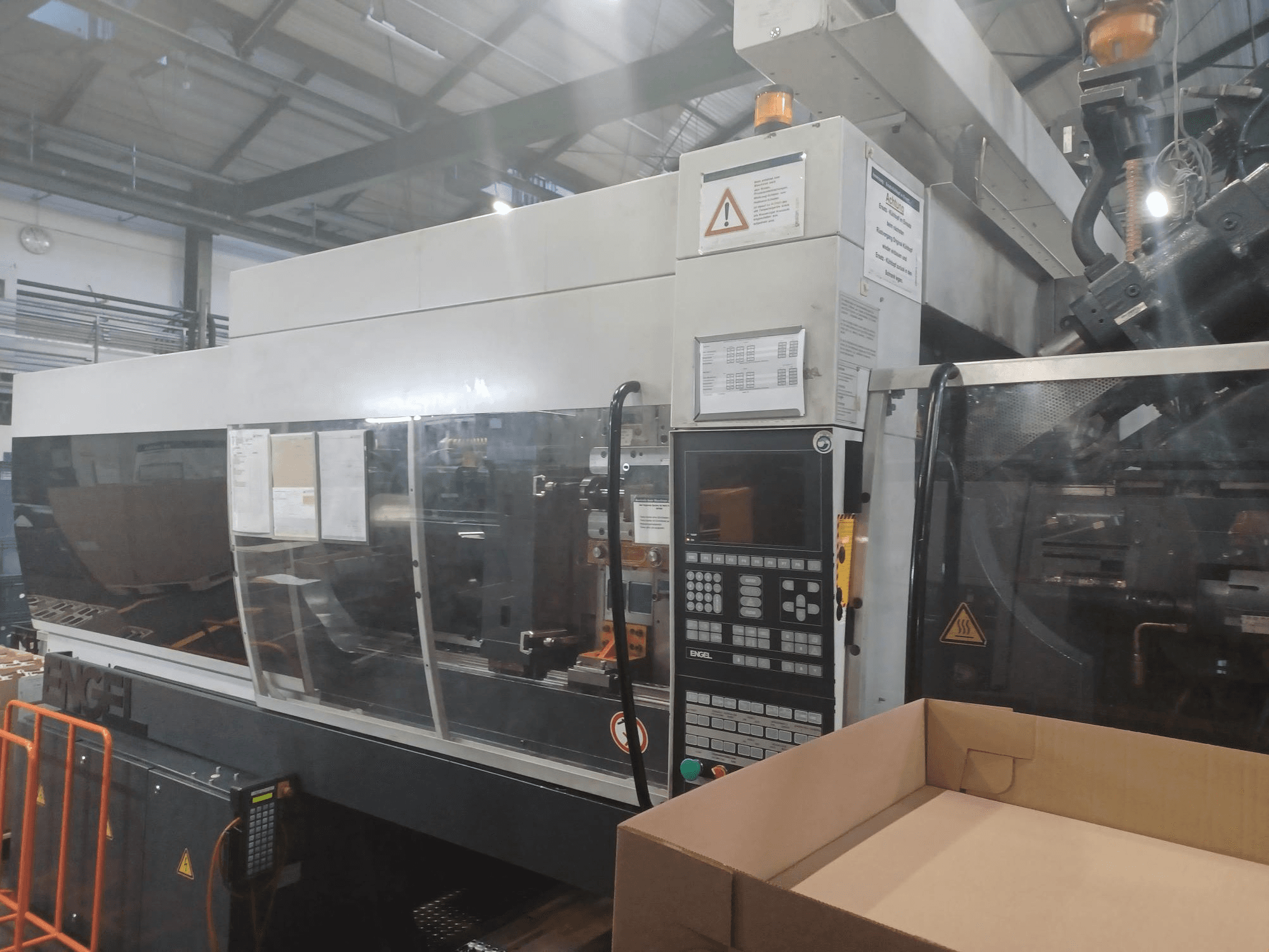 Engeli survevalu masin, esivaade, juhtpaneel, ohutussildid ja tühi kast lähedal.