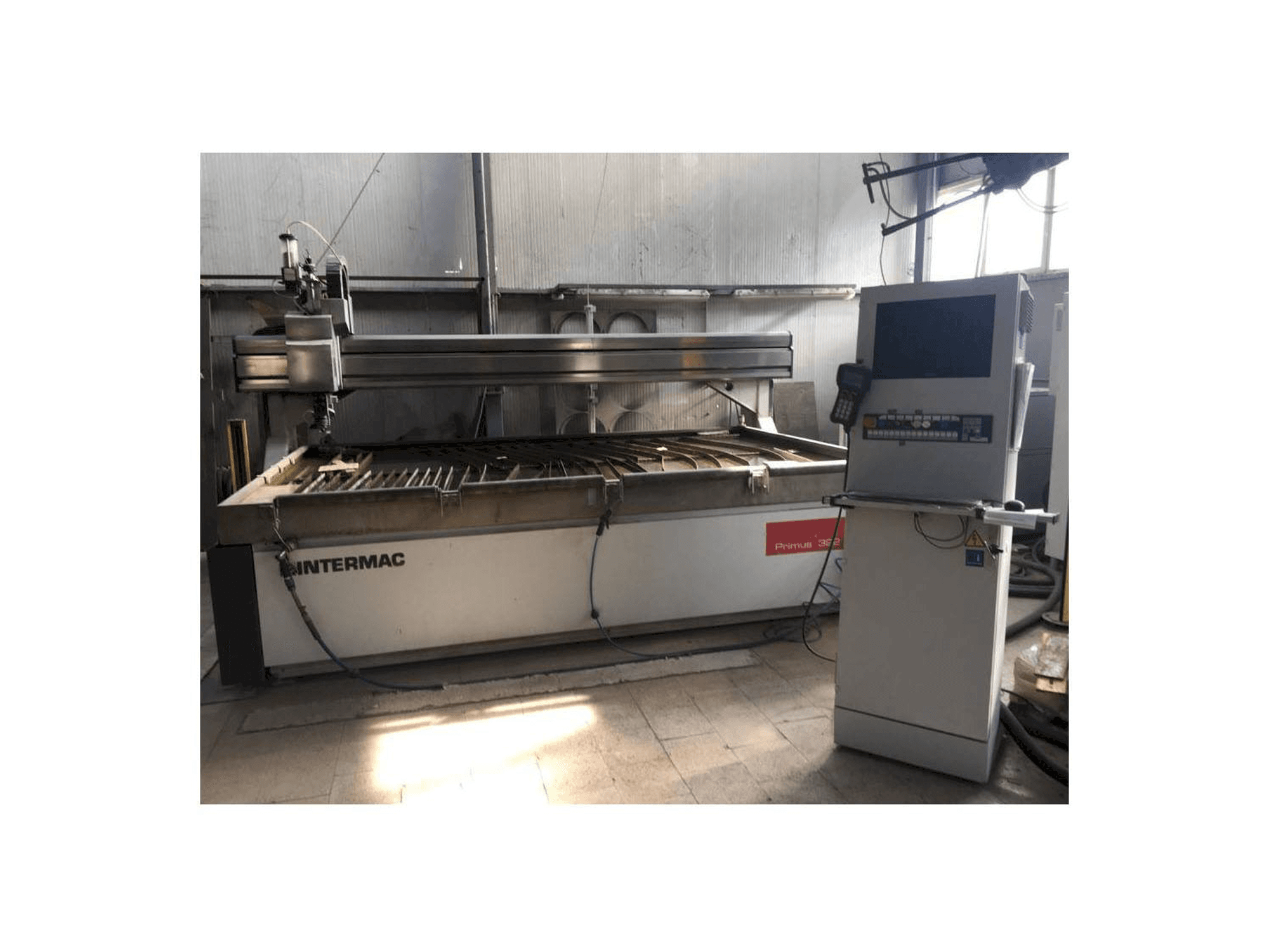 Masina Intermac primus 322 eestvaade