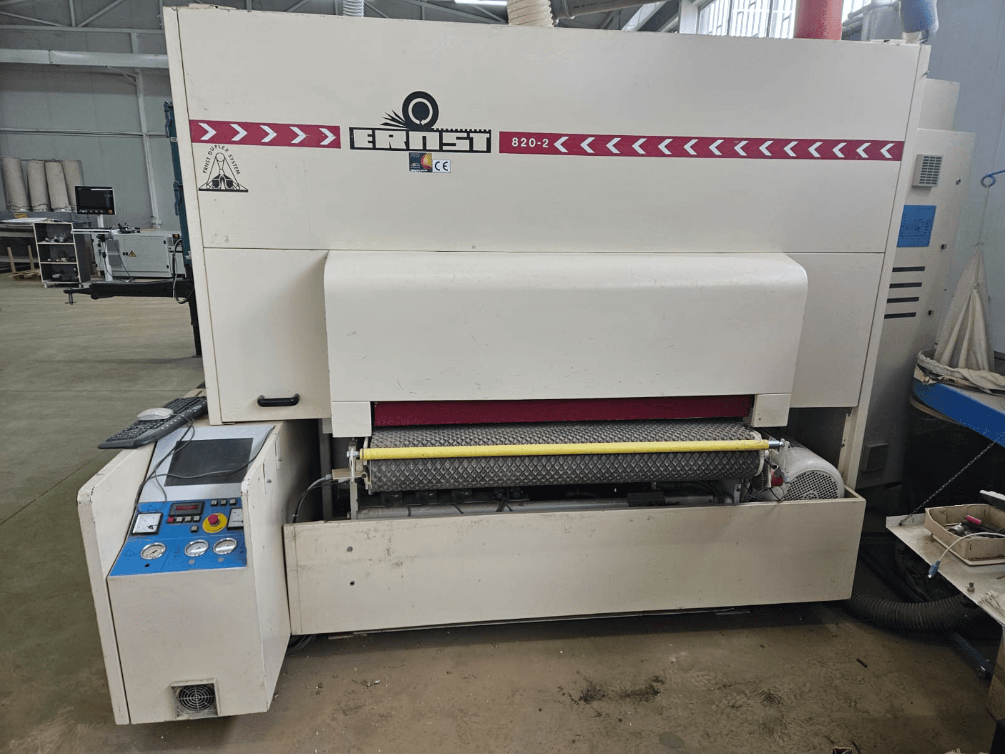 Ernst 820-2 puidutöötlemismasin, esiplaanil, juhtpaneel ja kollane rull sööturil.