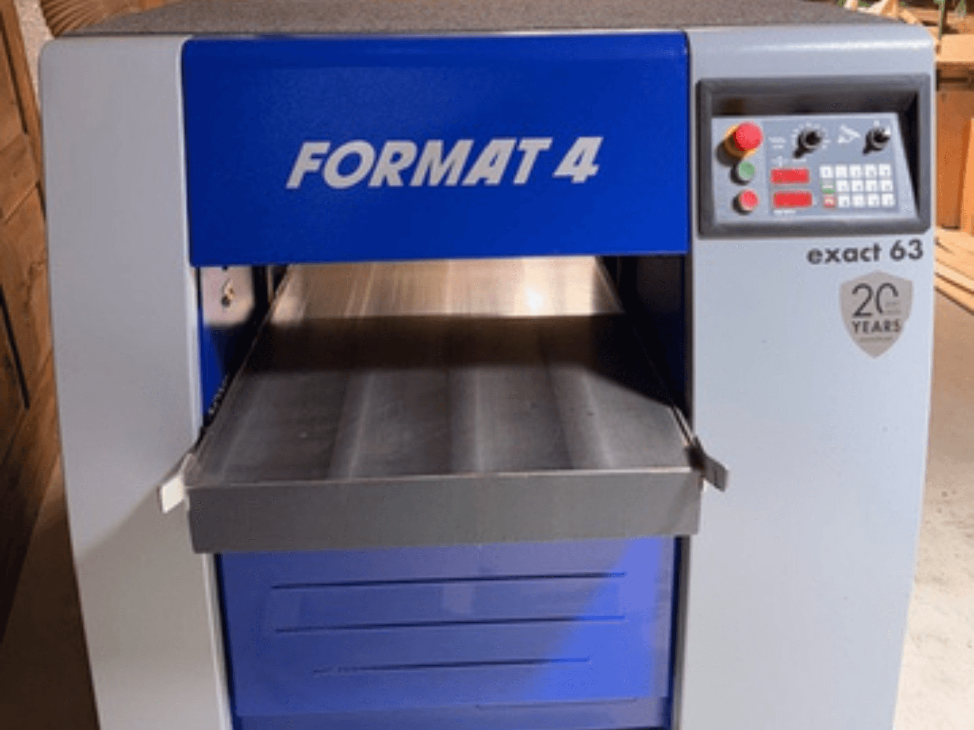 FORMAT 4 Exact 63 puiduhöövel, esivaade, millel on metallist etteandmislaud ning juhtpaneel nuppude ja näidikutega.