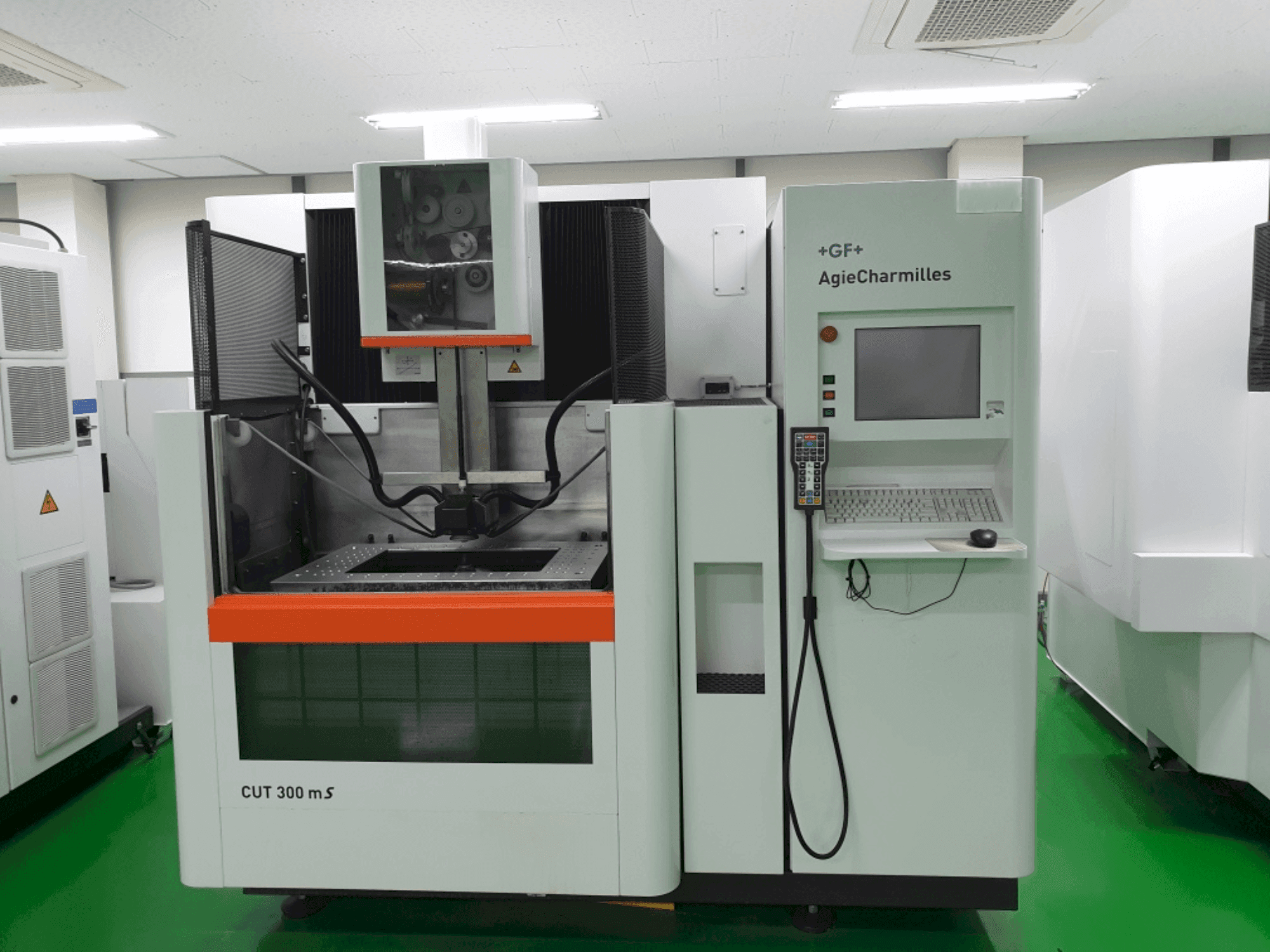 Masina AgieCharmilles CUT 300MS eestvaade