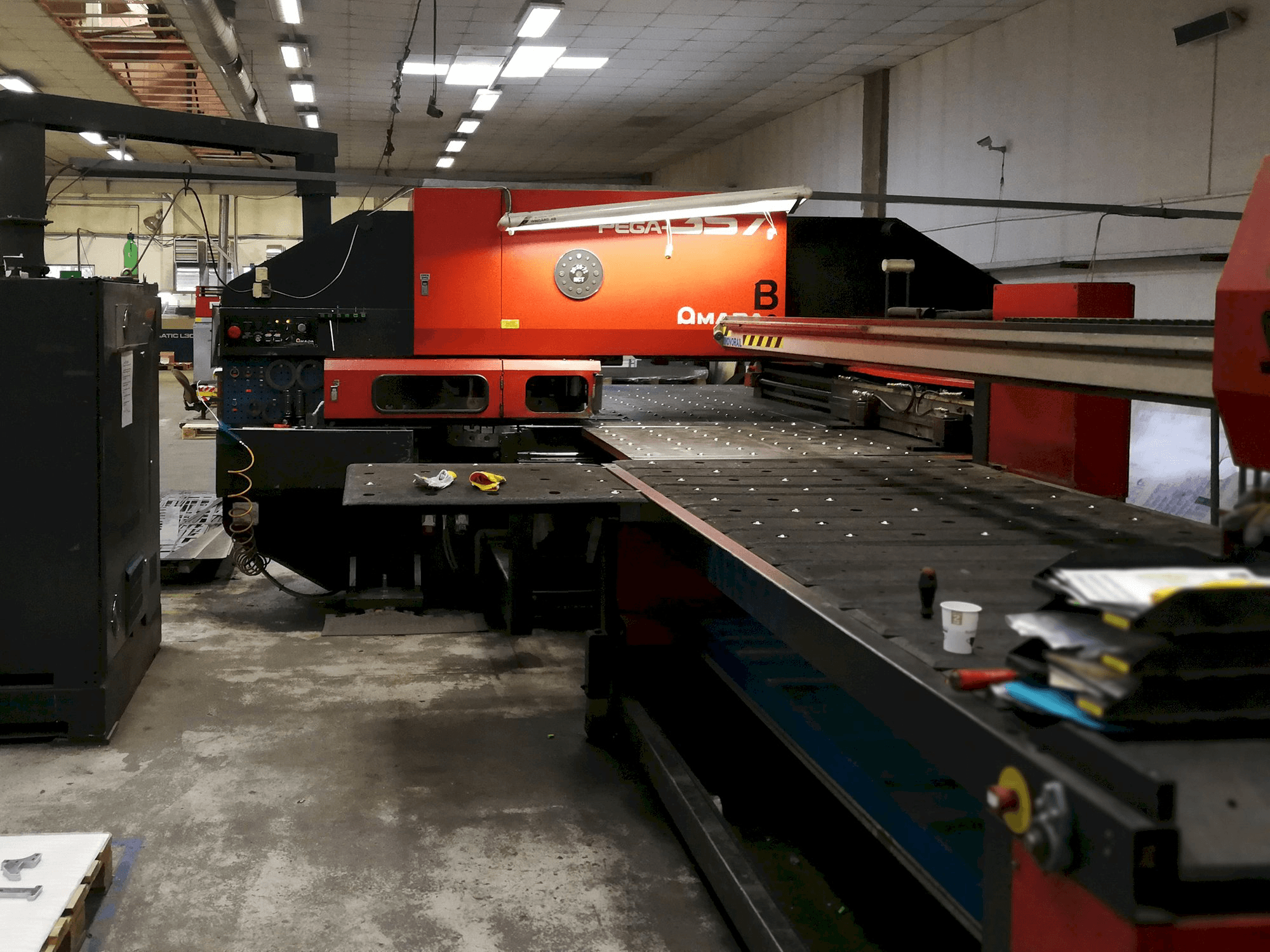 Masina AMADA PEGA 357 eestvaade