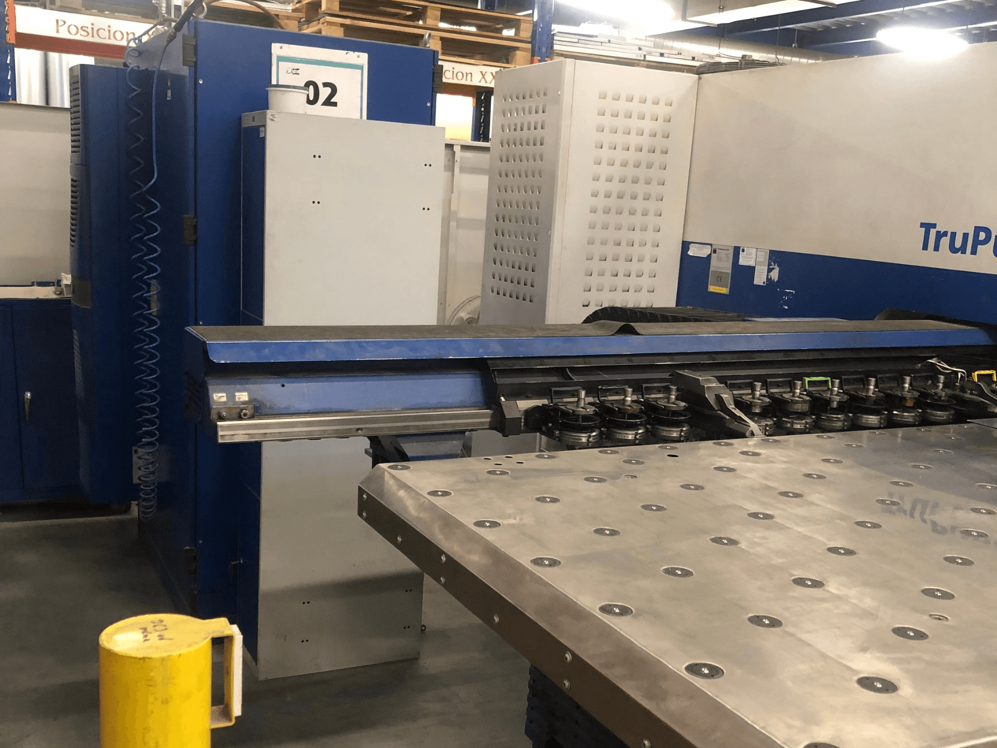 TRUMPF TruPunch 5000 CNC-puurmasin, esivaade, millel on näha tööriistatorn ja juhtpaneel, kõrval metallist tööpink.