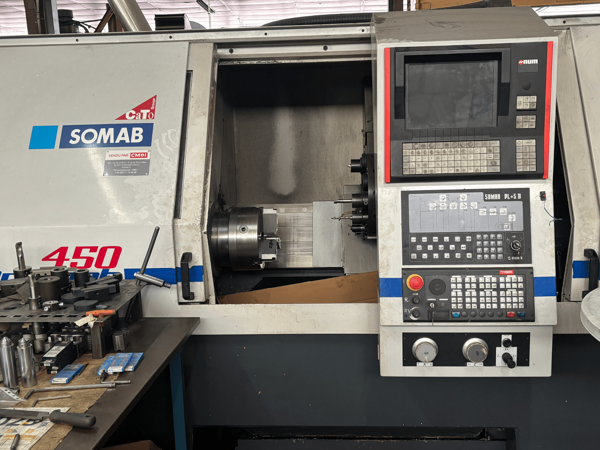 Valge SOMAB OPTIMA 450 horisontaalse treipingi vaade eest, millel on digitaalne juhtpaneel ja paigaldatud töödeldav detail.