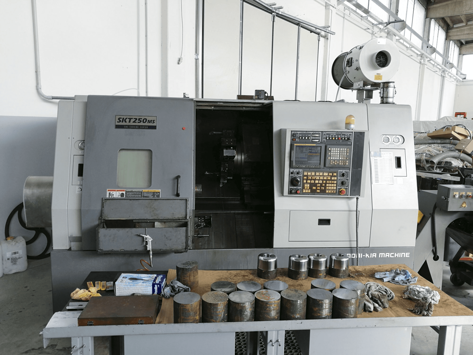 Masina Hyundai Kia SKT 250 MS eestvaade