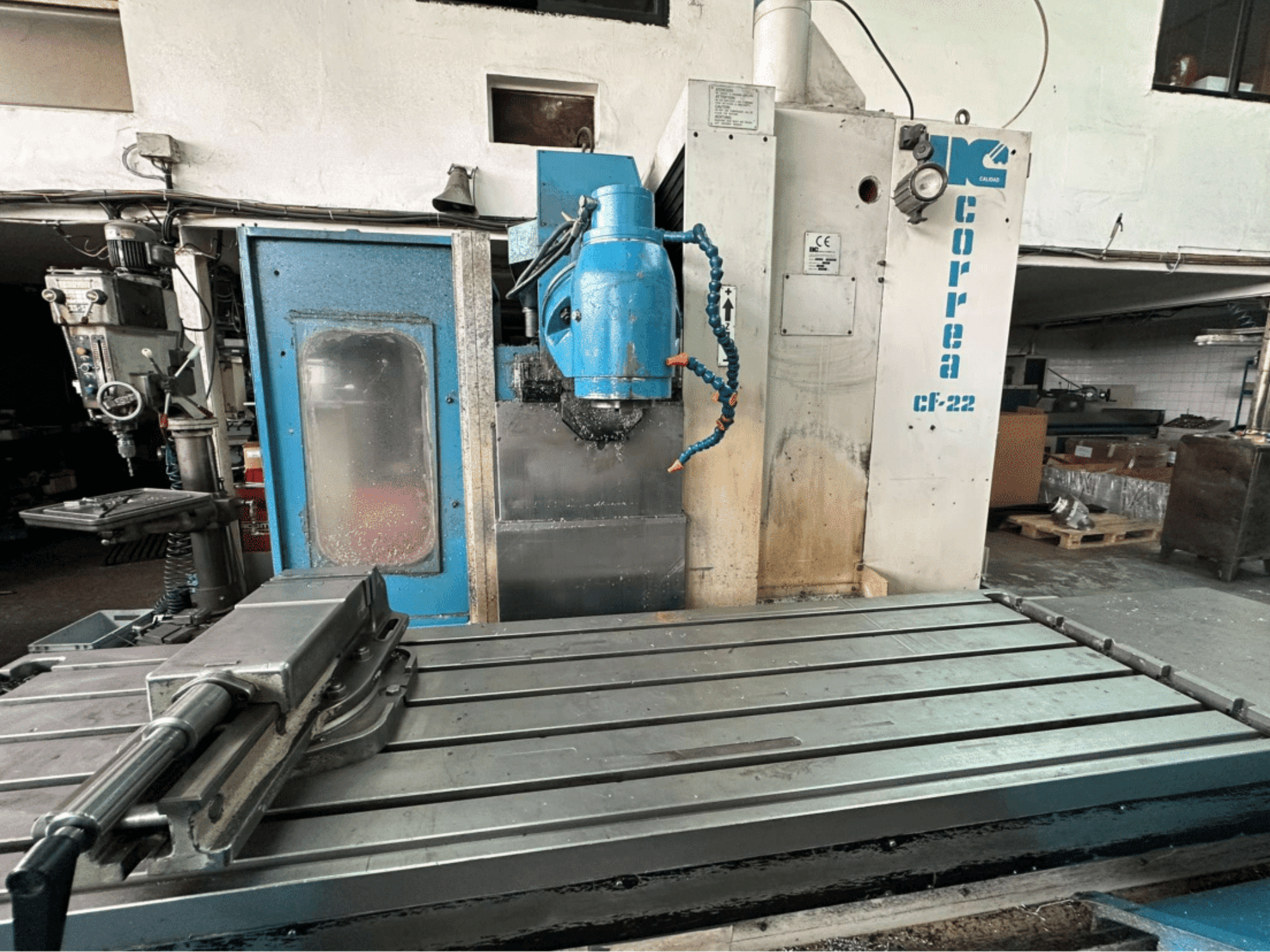 Correa CF-22 freespink, esivaade; metalltöölaud ja sinimustvalge juhtpaneel koos nuppudega.