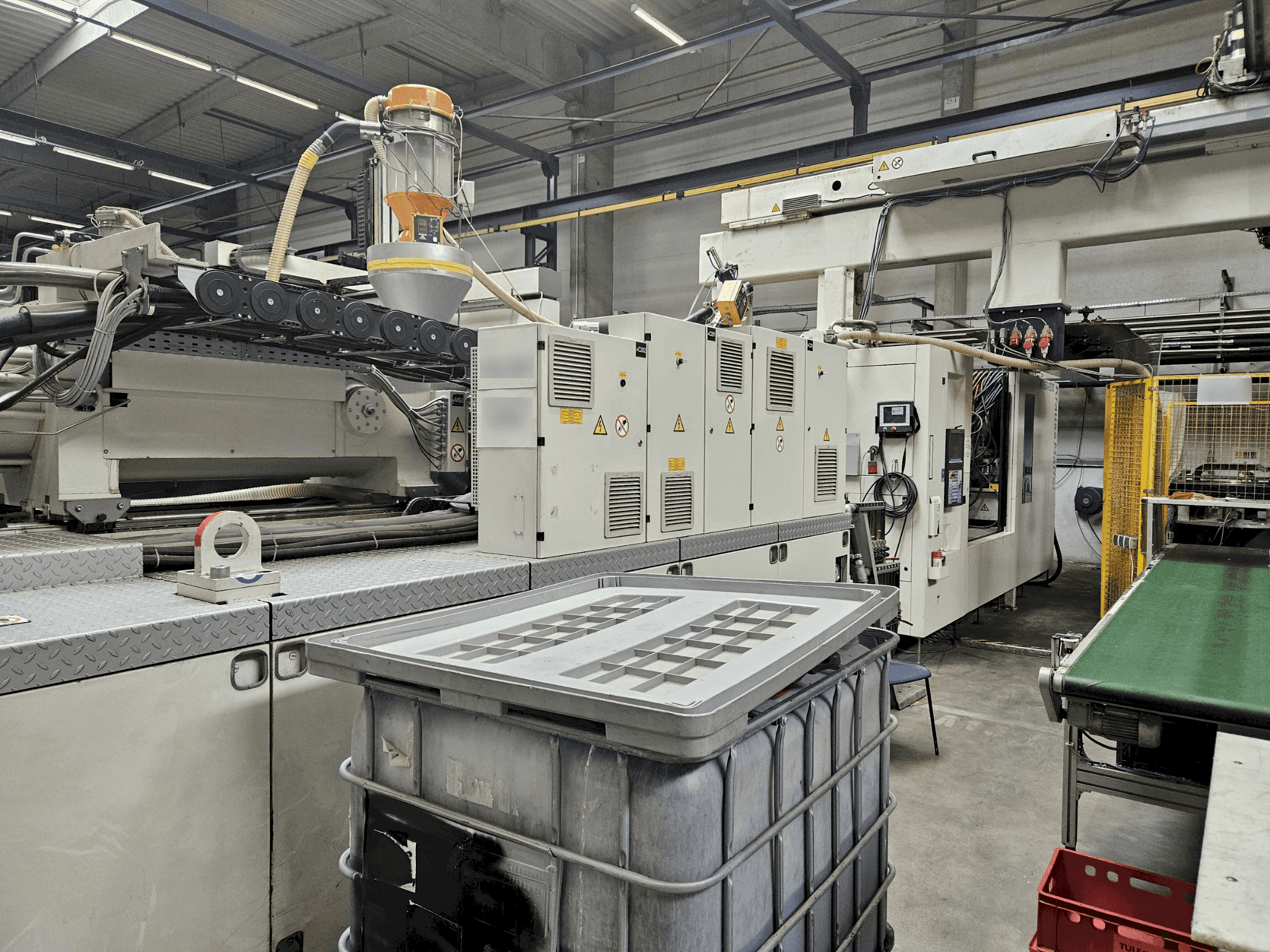 Masina Krauss Maffei 850-12000 MX eestvaade