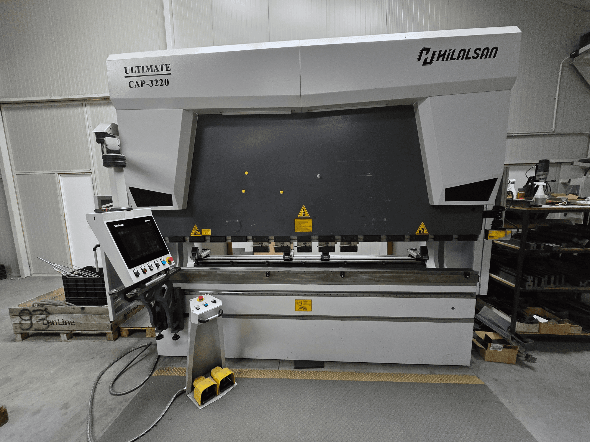 Ultimate CAP-3220 by Hilalsan, metallitõmbepressi esivaade, kus on näha juhtpaneel ja jalapedaalid.