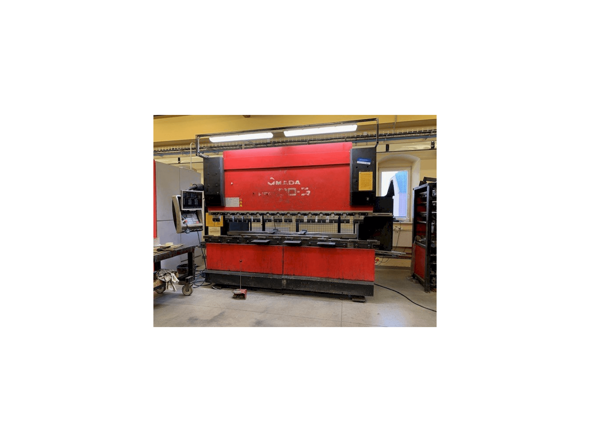 Masina AMADA HFE 100-3 eestvaade