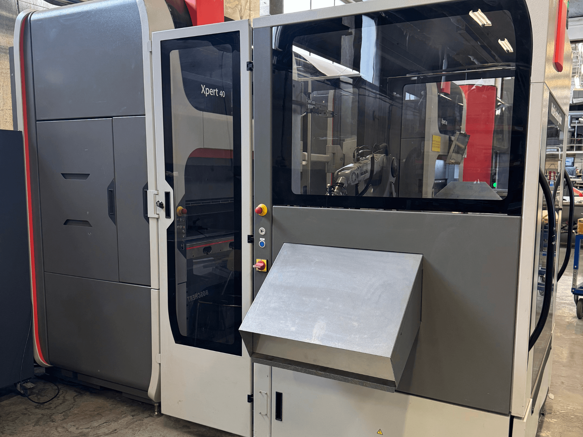 Bystronic Xpert 40/1030 presspink eesvaates, kus on näha juhtpaneel, klaasist korpus ja puhas disain.