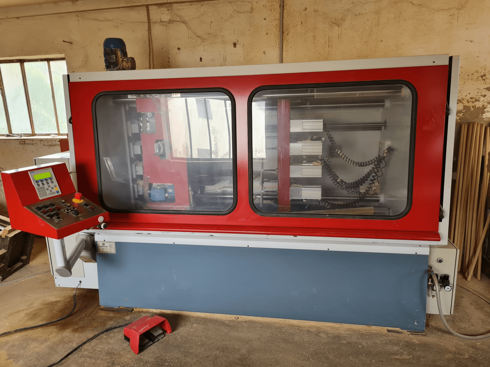 WEIRATHER KS1300/4 puiduveski esiplaanil, millel on juhtpaneel, läbipaistev korpus ja nähtavad sisemised komponendid.