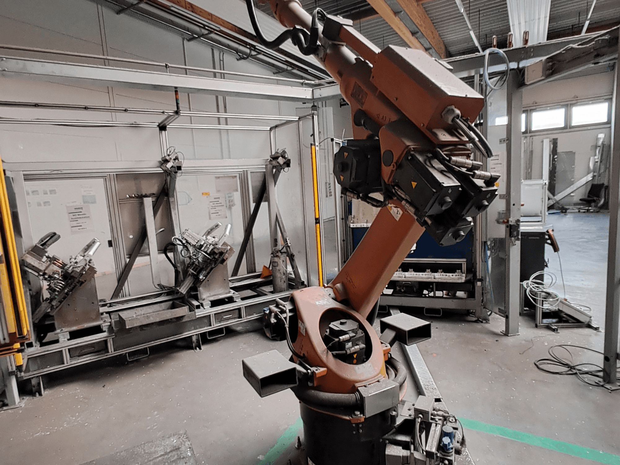 KUKA KR 30L16-2 robotkäsi tööstuslikus keskkonnas, külgvaade, millel on näha käe liigendid ja haaramisvahendid.
