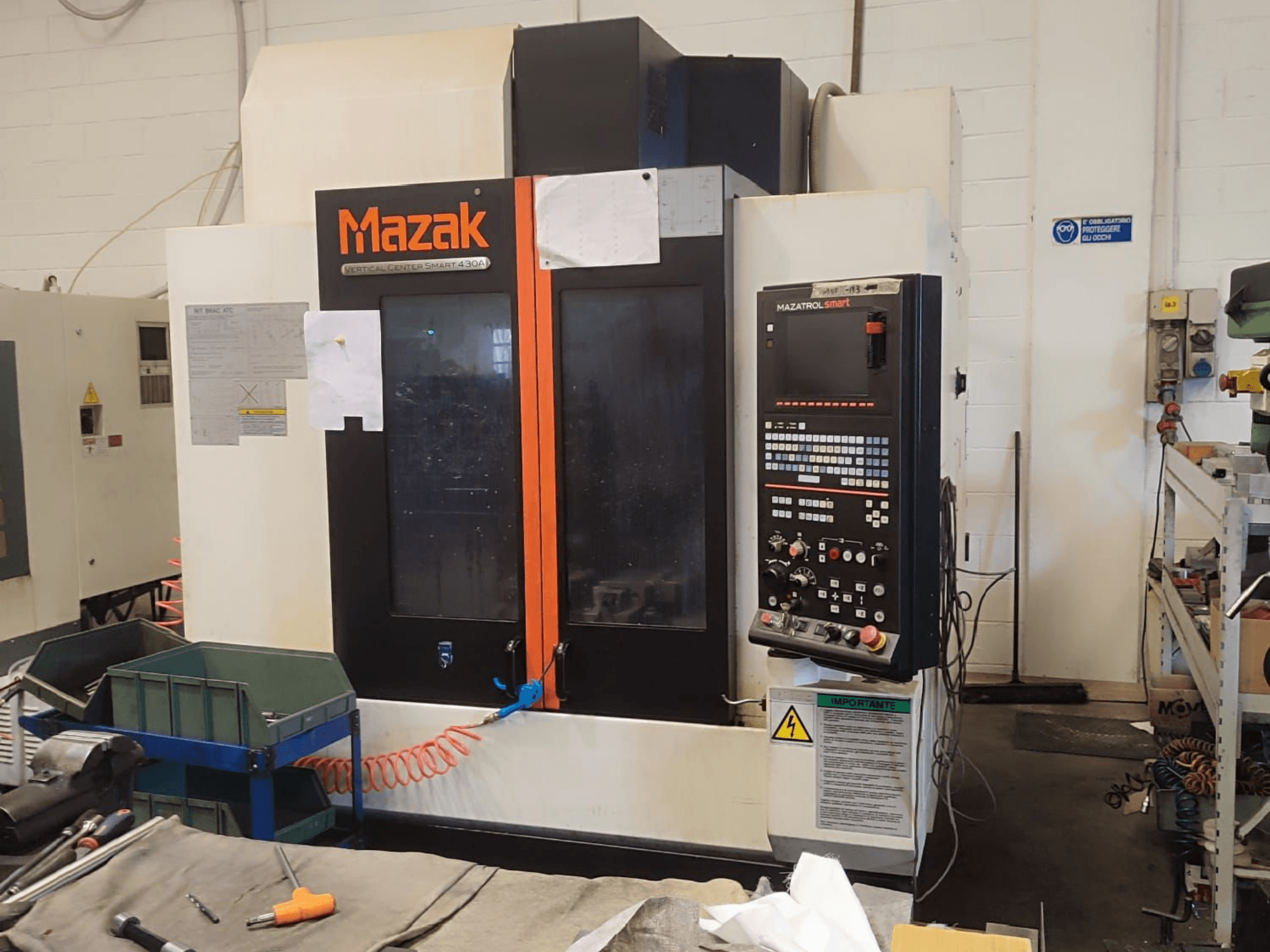 Mazak VCS 430A vertikaalne töötluskeskus, esiplaan, kus on näidatud juhtpaneel ja töökoha üksikasjad.