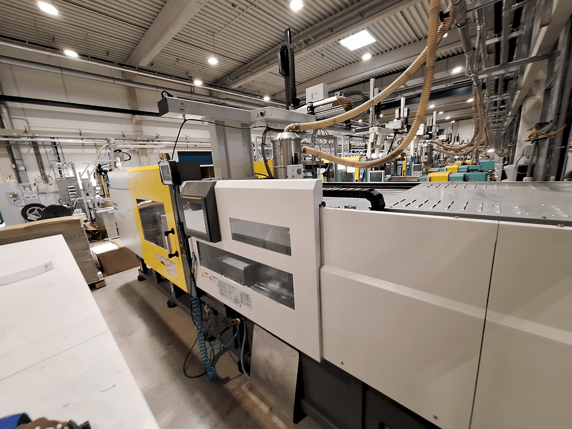 Masina FANUC Roboshot S220iA eestvaade