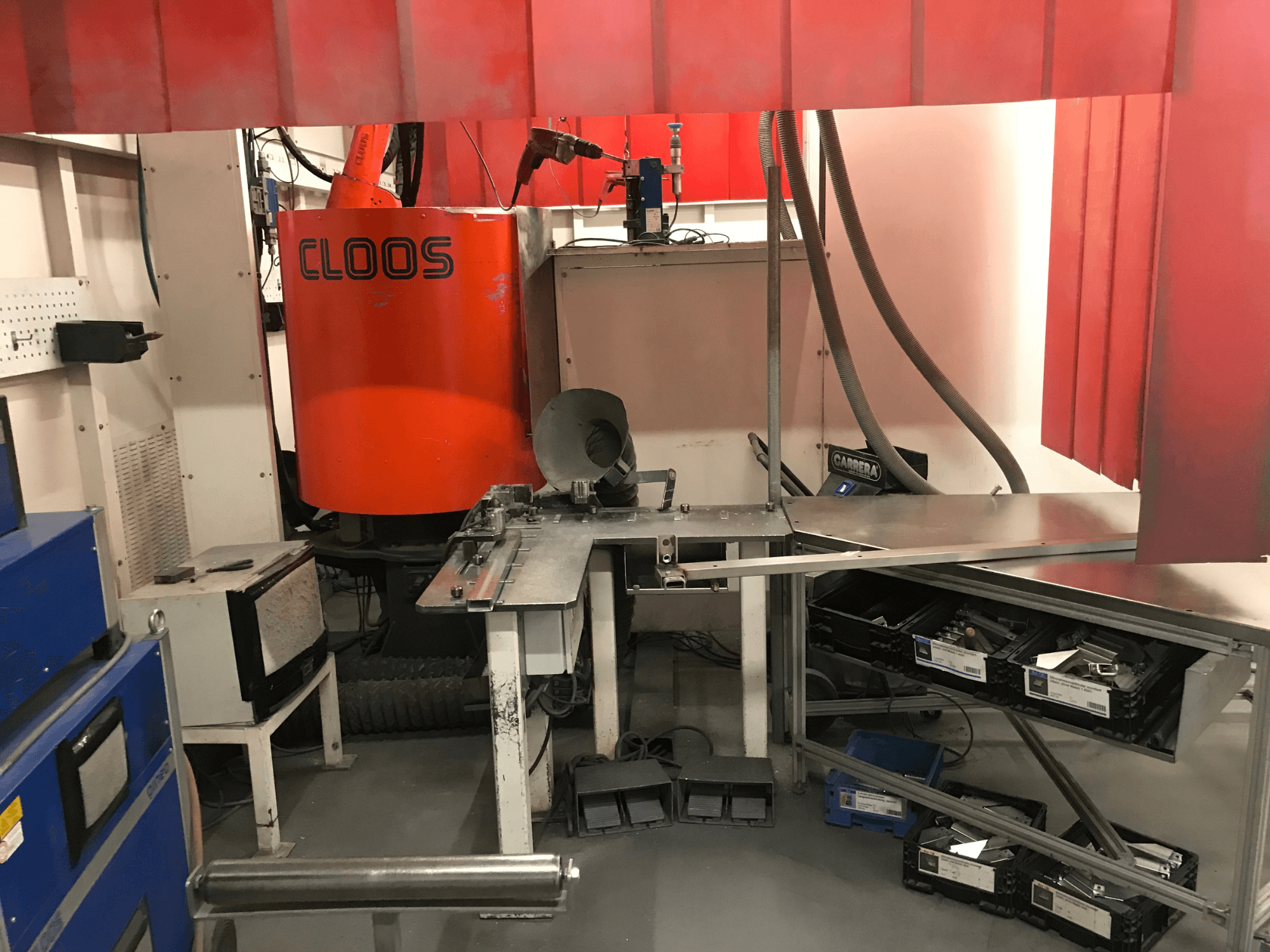 DESSAUERi keevitustöökoja süsteem, esivaade, millel on näha robotkäsi, metallitöölaud ja ladustamisalad töökoja keskkonnas.