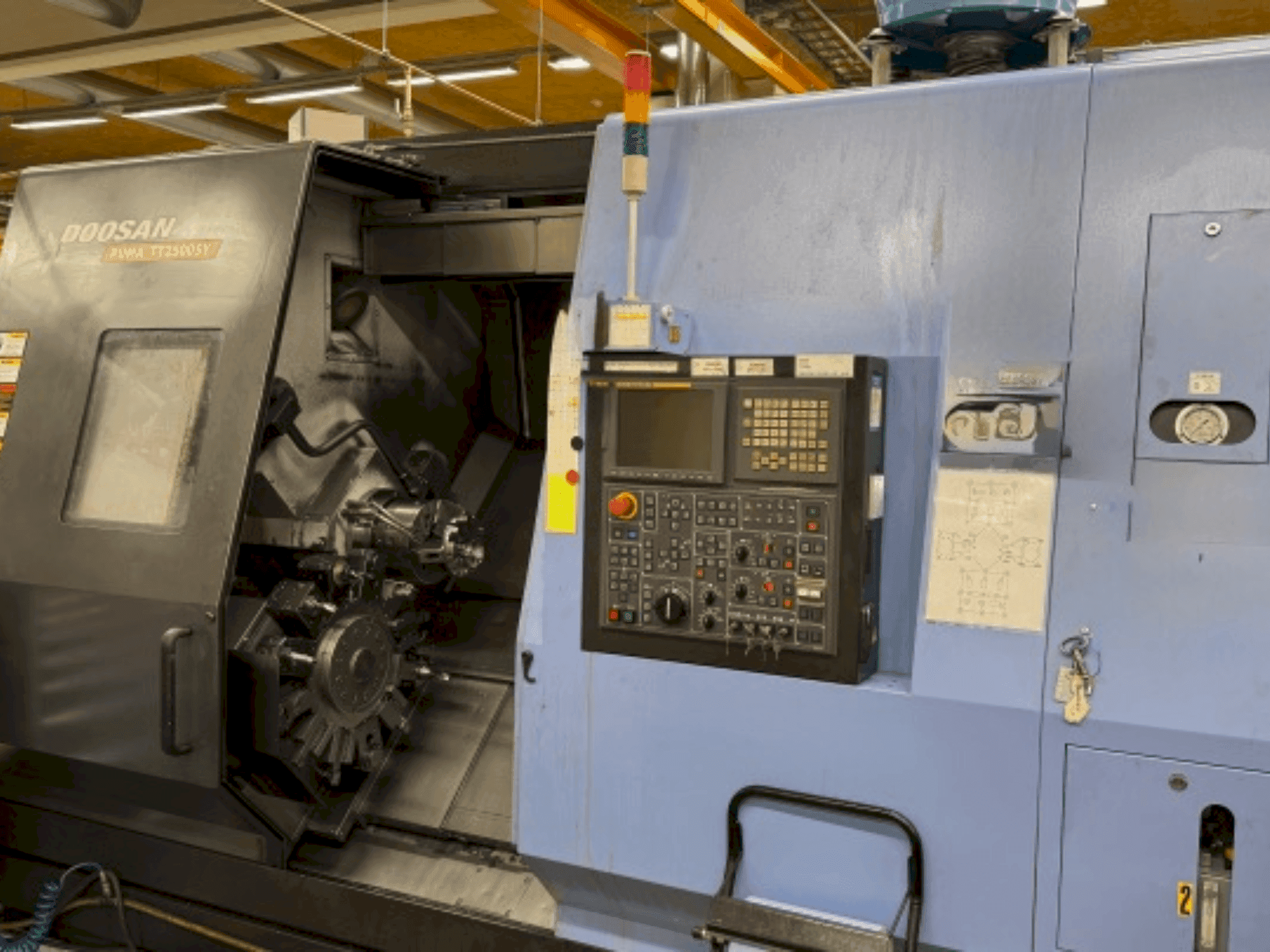 Masina DOOSAN Puma TT 2500 SY eestvaade