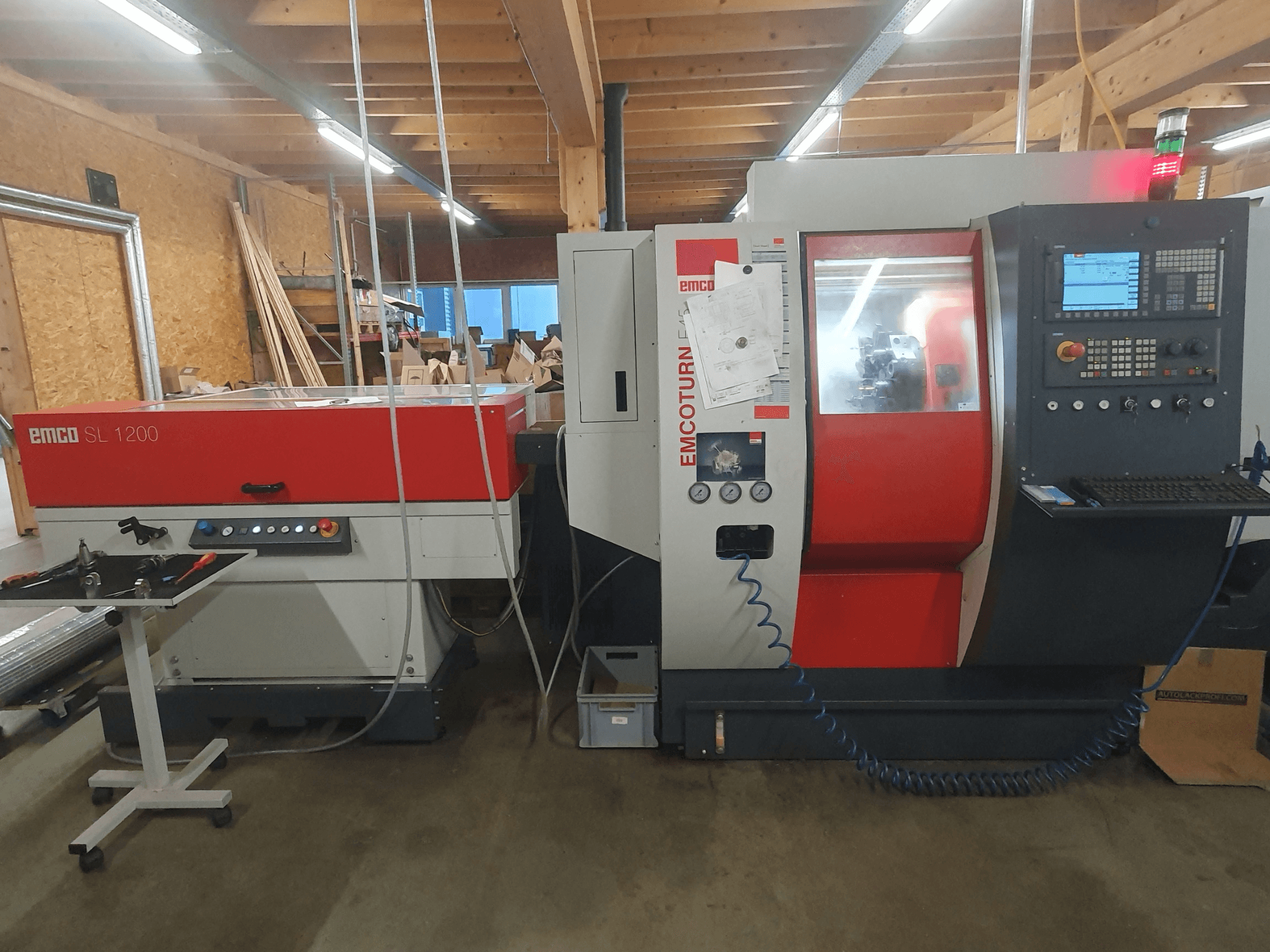 EMCO SL 1200 CNC-tööpink ja EMCOturn; esiplaanil on näidatud juhtimisseadmed, näidikud ja tööindikaatorid töökojas.