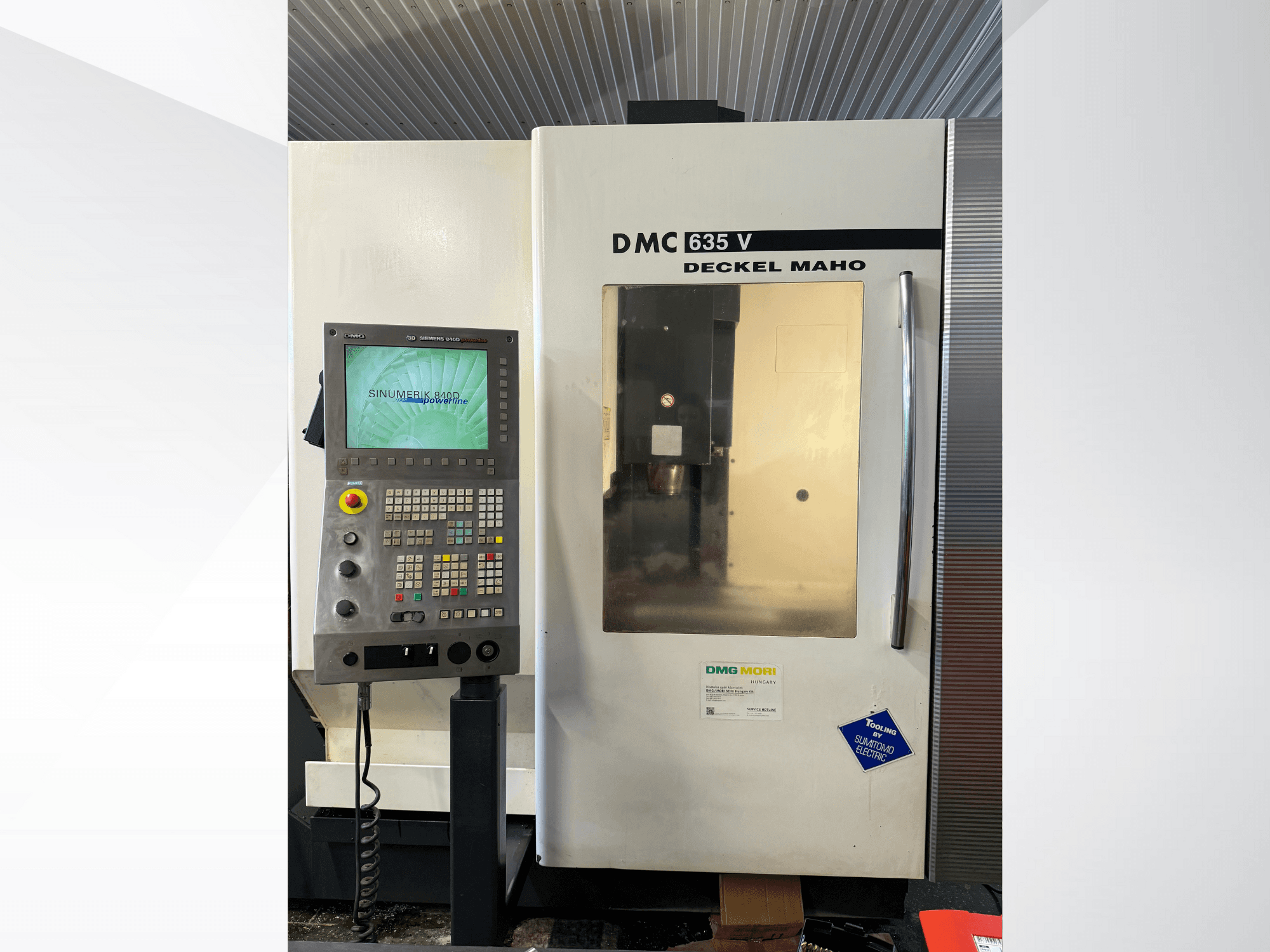 DMG Mori DMC 635 V freespink juhtpaneeliga, esiplaanil, millel on Sinumerik-ekraan ja erinevad juhtimisnupud.