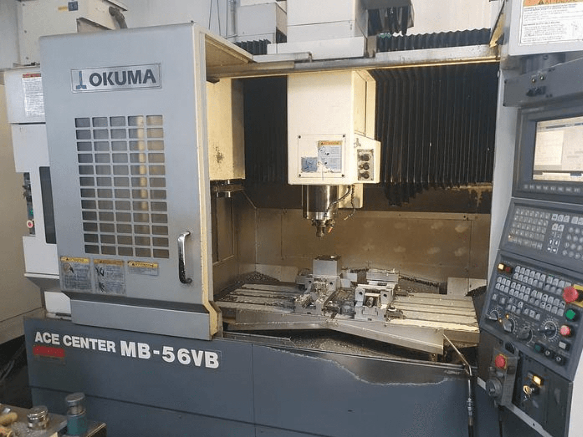 Okuma ACE CENTER MB-56VB CNC-freespingi esivaade, kus on näha juhtpaneel ja tööpind.